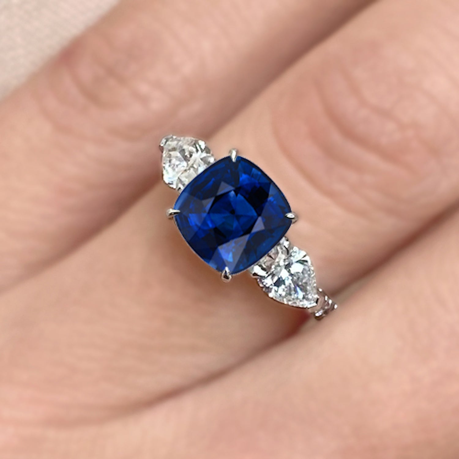 טבעת בלו מון על יד – ספיר כחול עוצמתי בשיבוץ יוקרתי ועדין