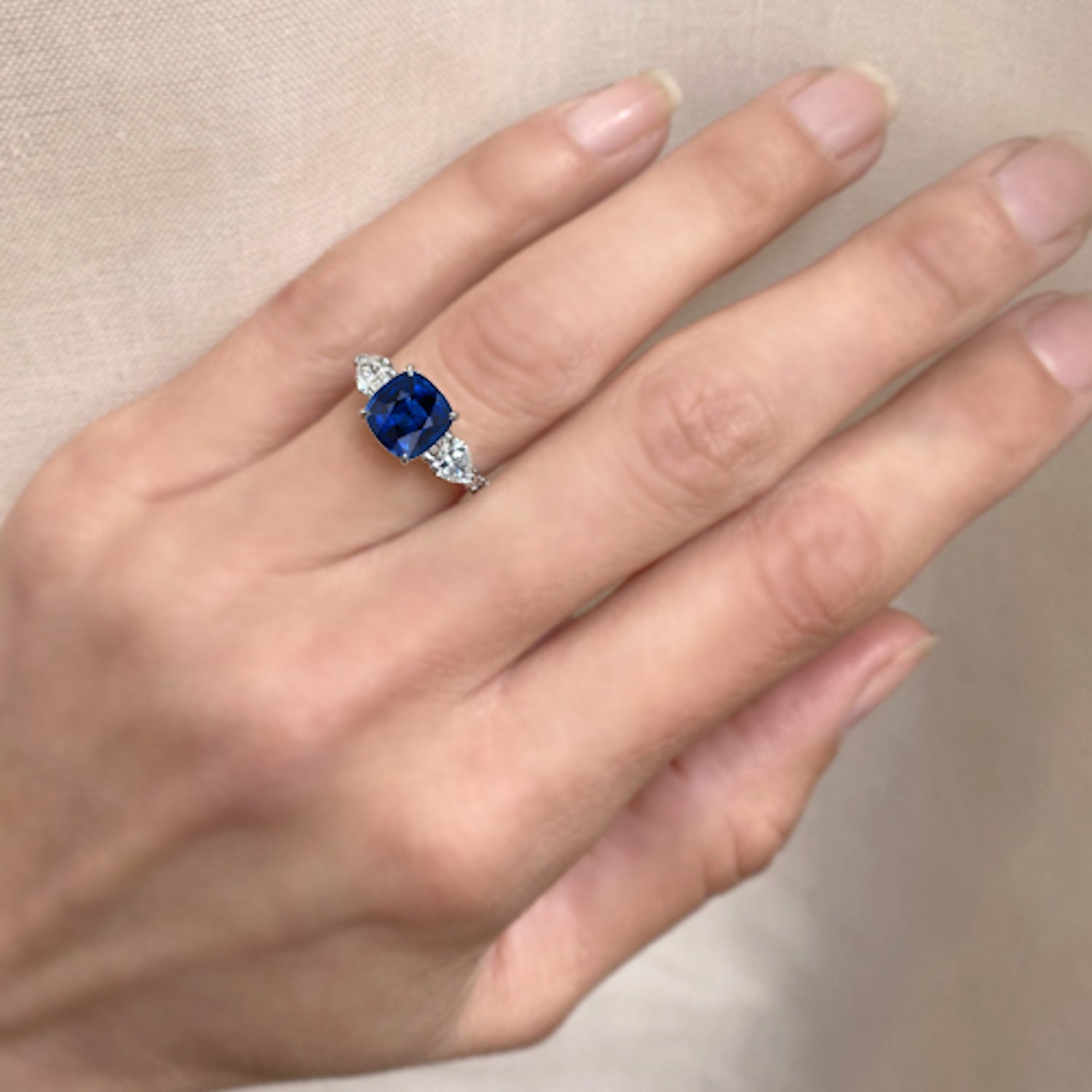 טבעת בלו מון על יד – ספיר כחול עוצמתי בשיבוץ יוקרתי ועדין