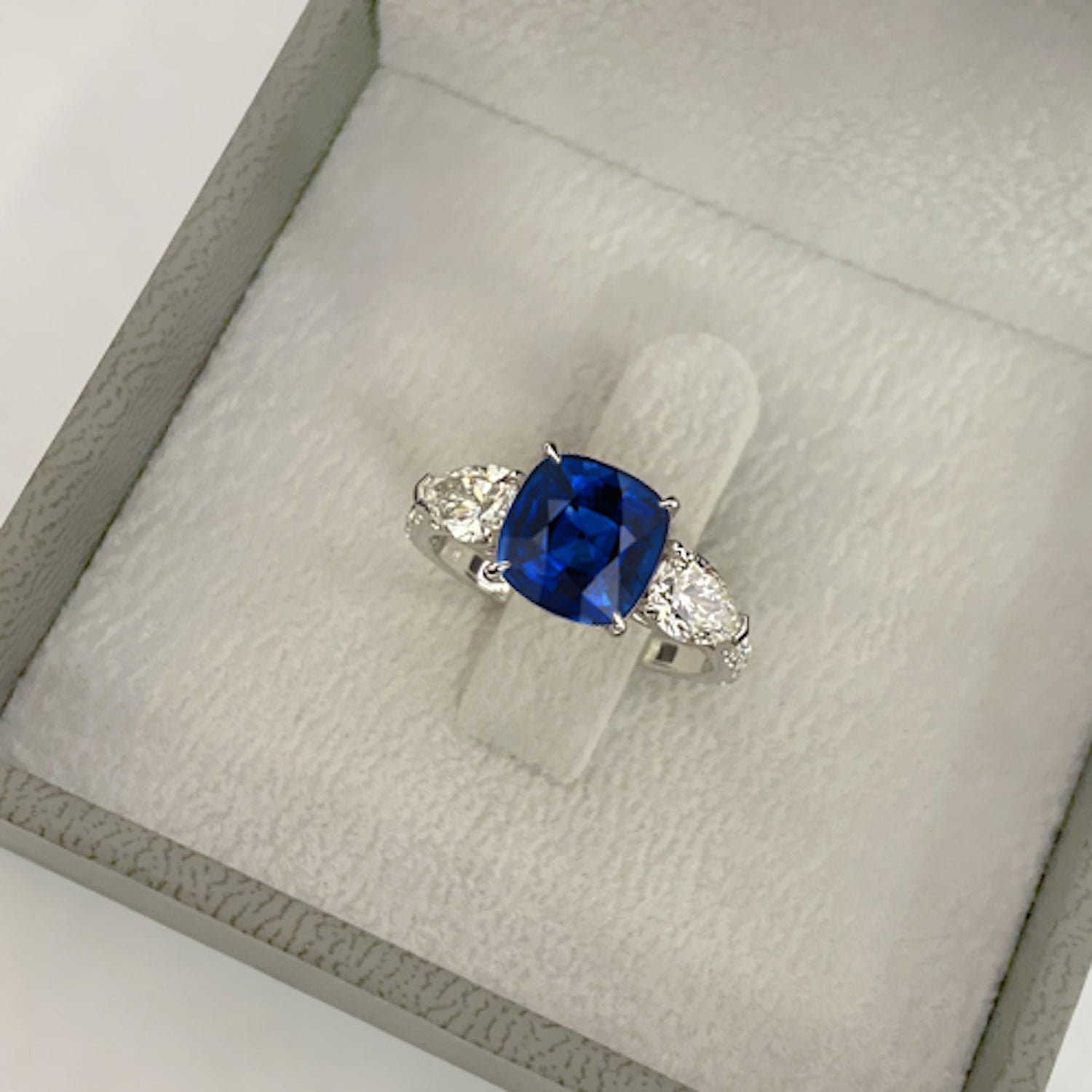 טבעת בלו מון – תקריב על קופסת תכשיטים, נוכחות מושלמת של 2.85 קראט