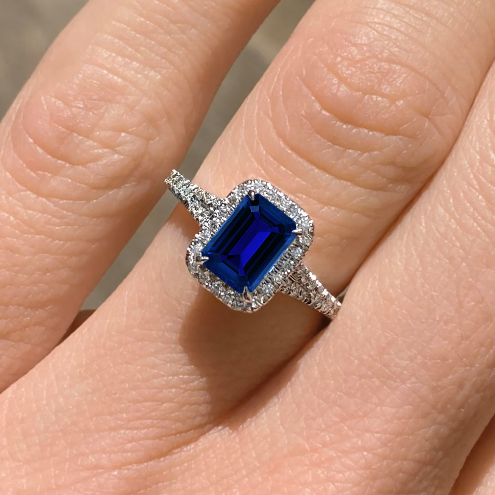 טבעת בלו וייב – תקריב של טבעת ספיר כחול מרהיבה ונוצצת