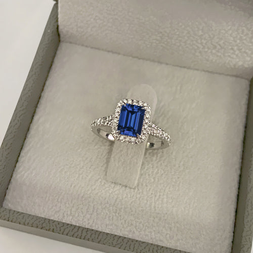 טבעת בלו וייב  בקופסה – ספיר כחול בחיתוך אמרלד עם ברק עוצר נשימה