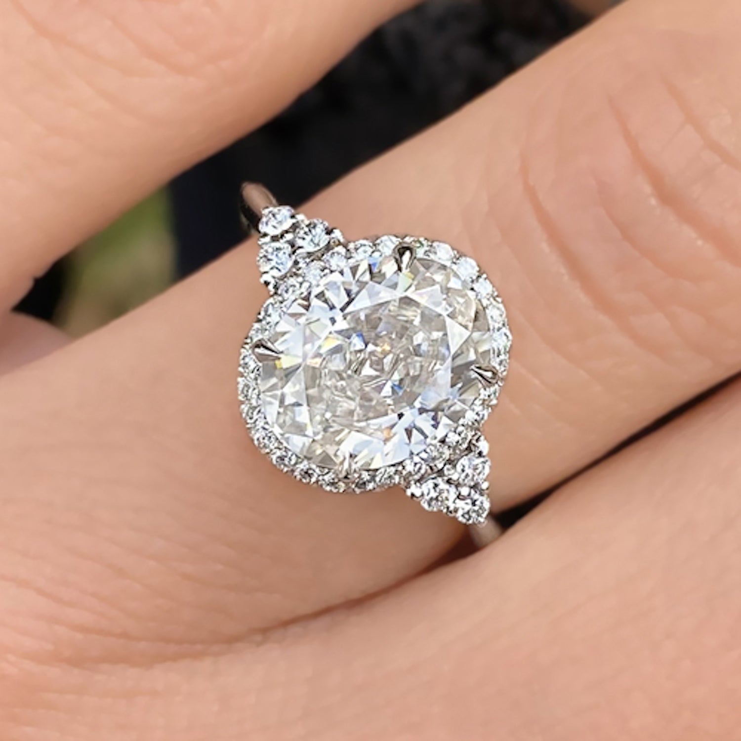 טבעת אירוסין ריאה – יהלום אובל מרכזי עם הילה זוהרת של יהלומים עגולים