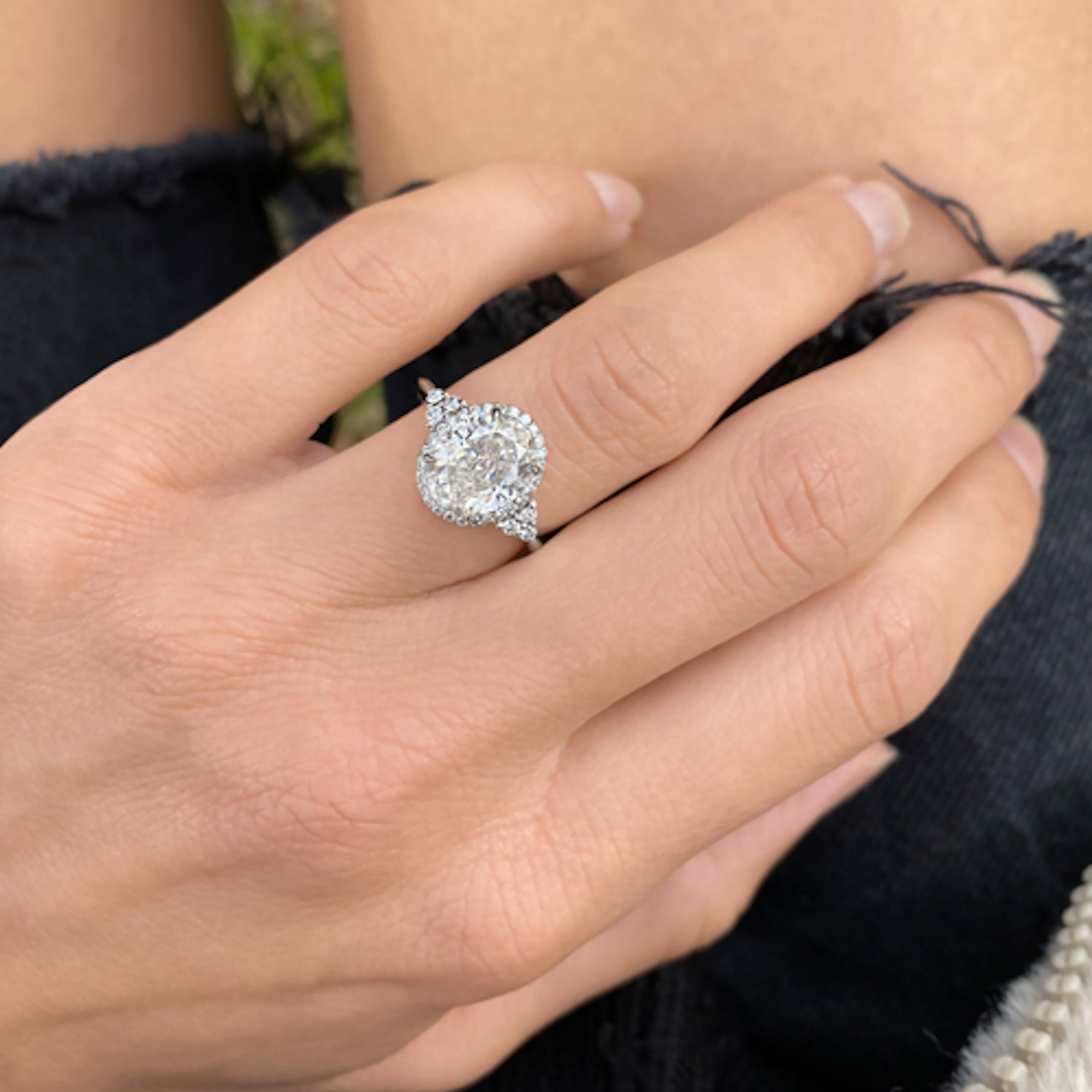 טבעת אירוסין ריאה – מוצגת על היד עם נוכחות בוהקת ואלגנטית