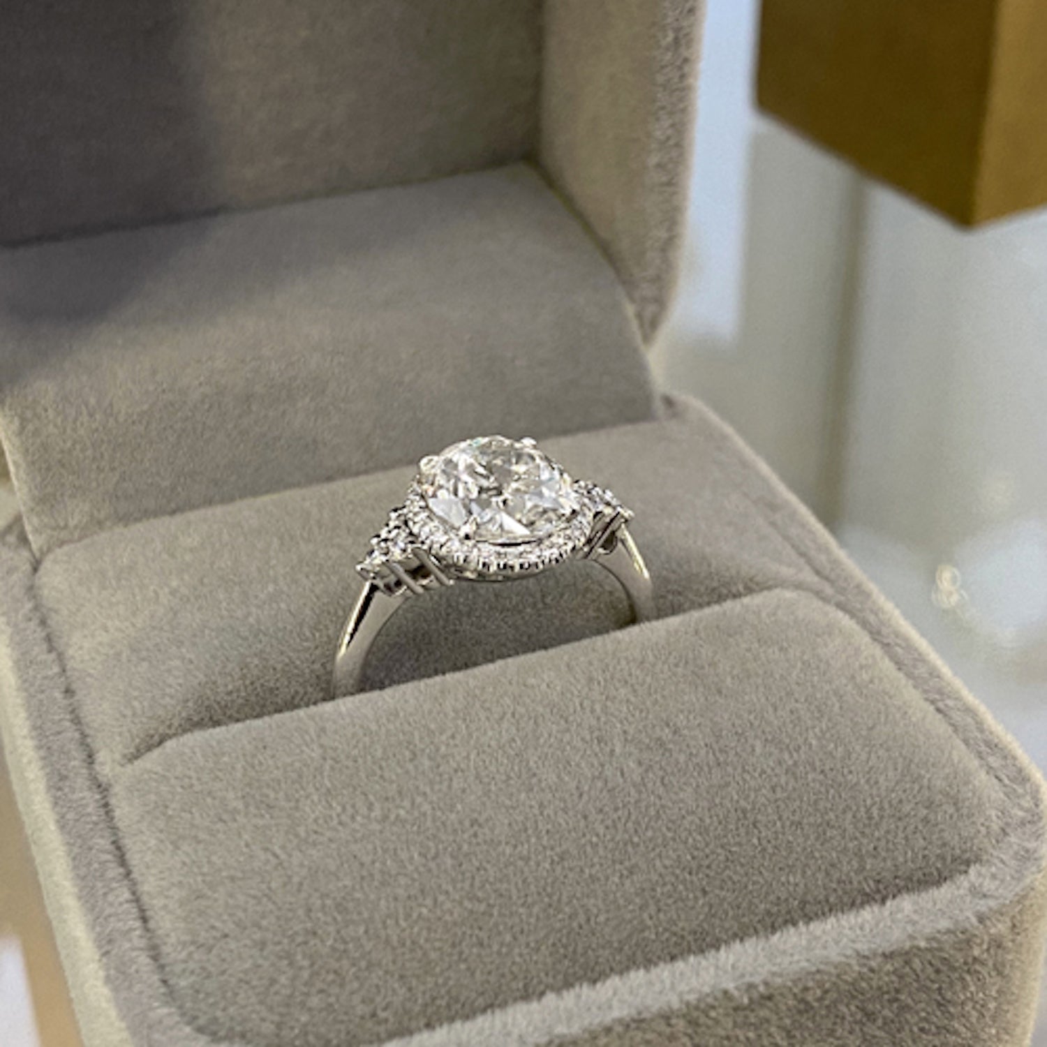 טבעת אירוסין ריאה – מוצגת בתוך קופסה מהודרת בגימור קטיפה