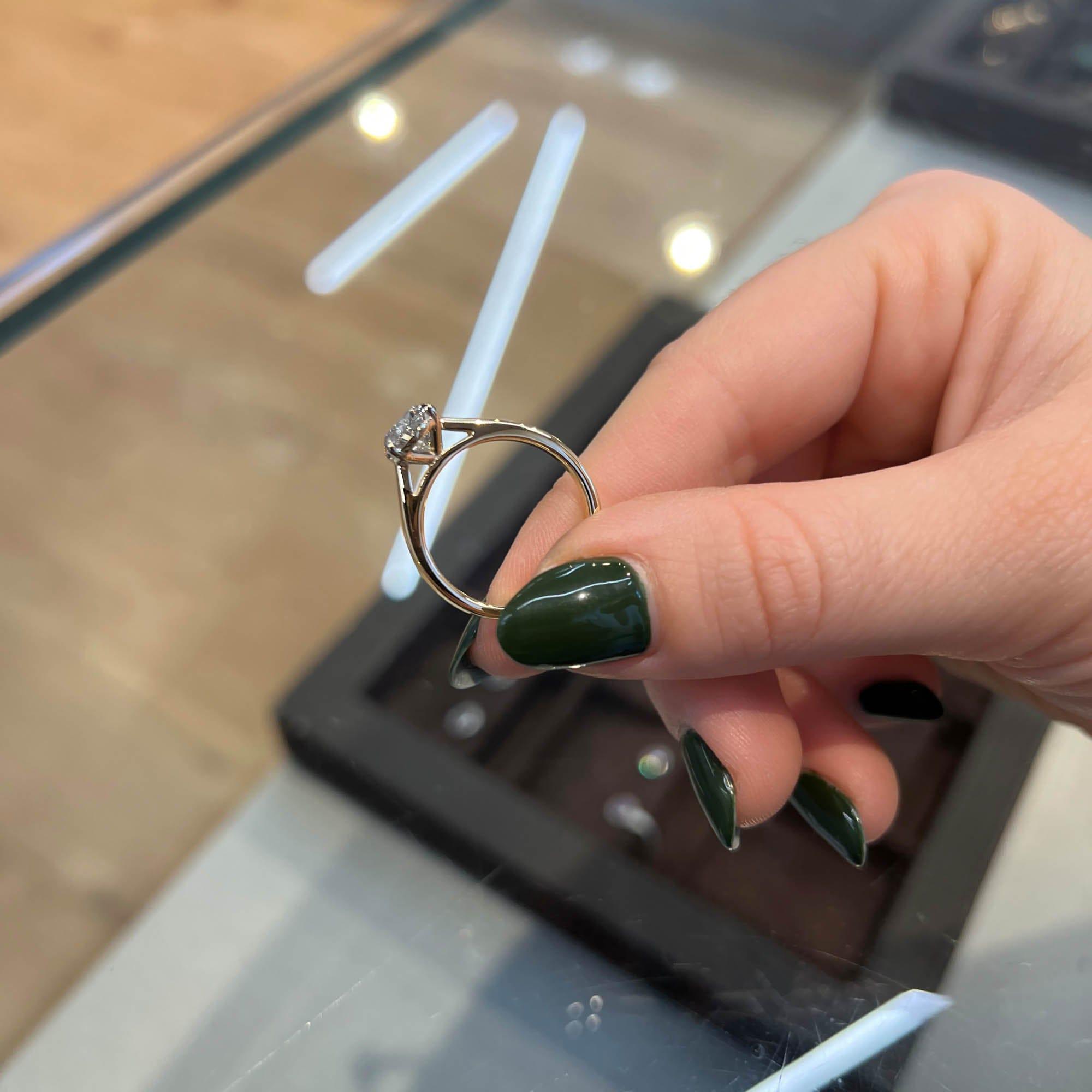 טבעת מלדיב בתצוגת צד