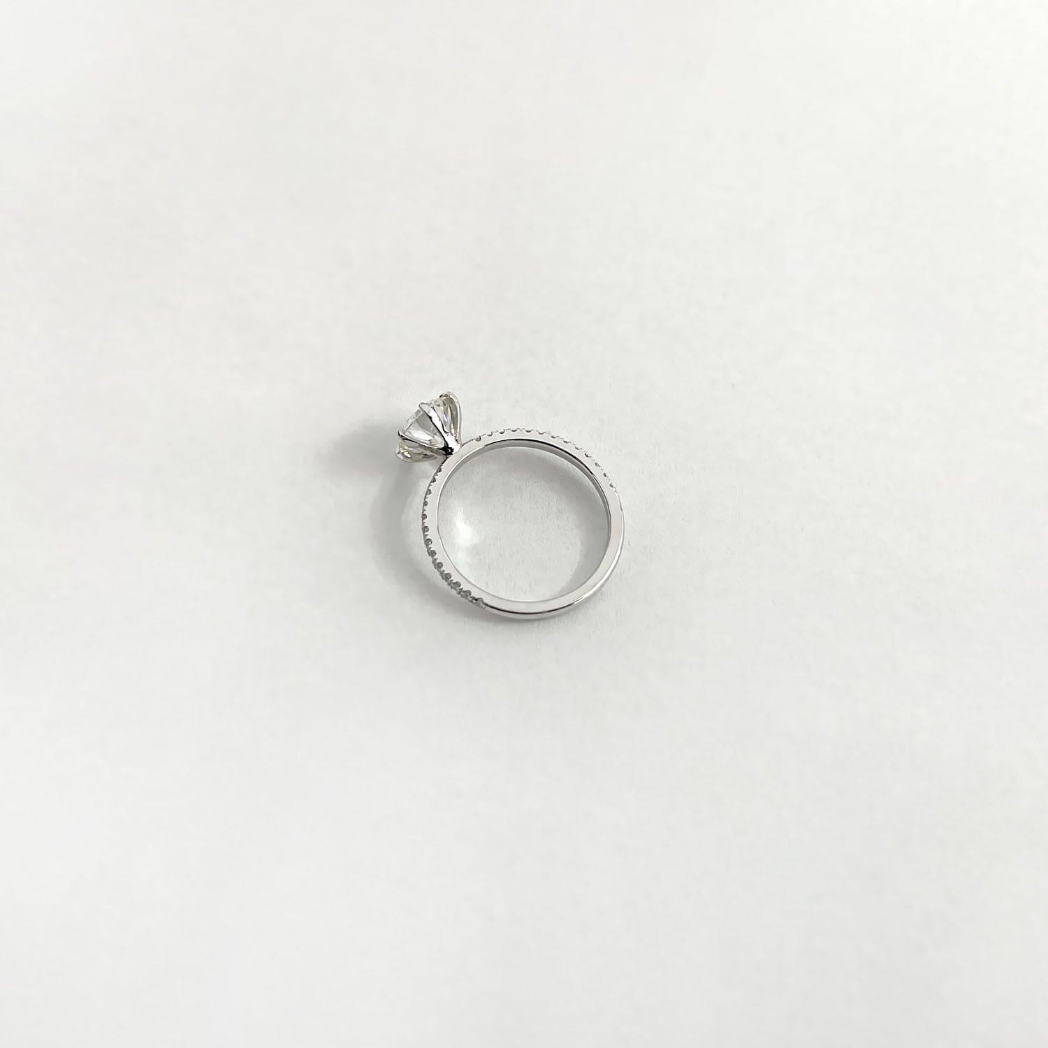 אירוסין סירנה משובצת יהלום מרכזי עגול ויהלומי צד מבט צד