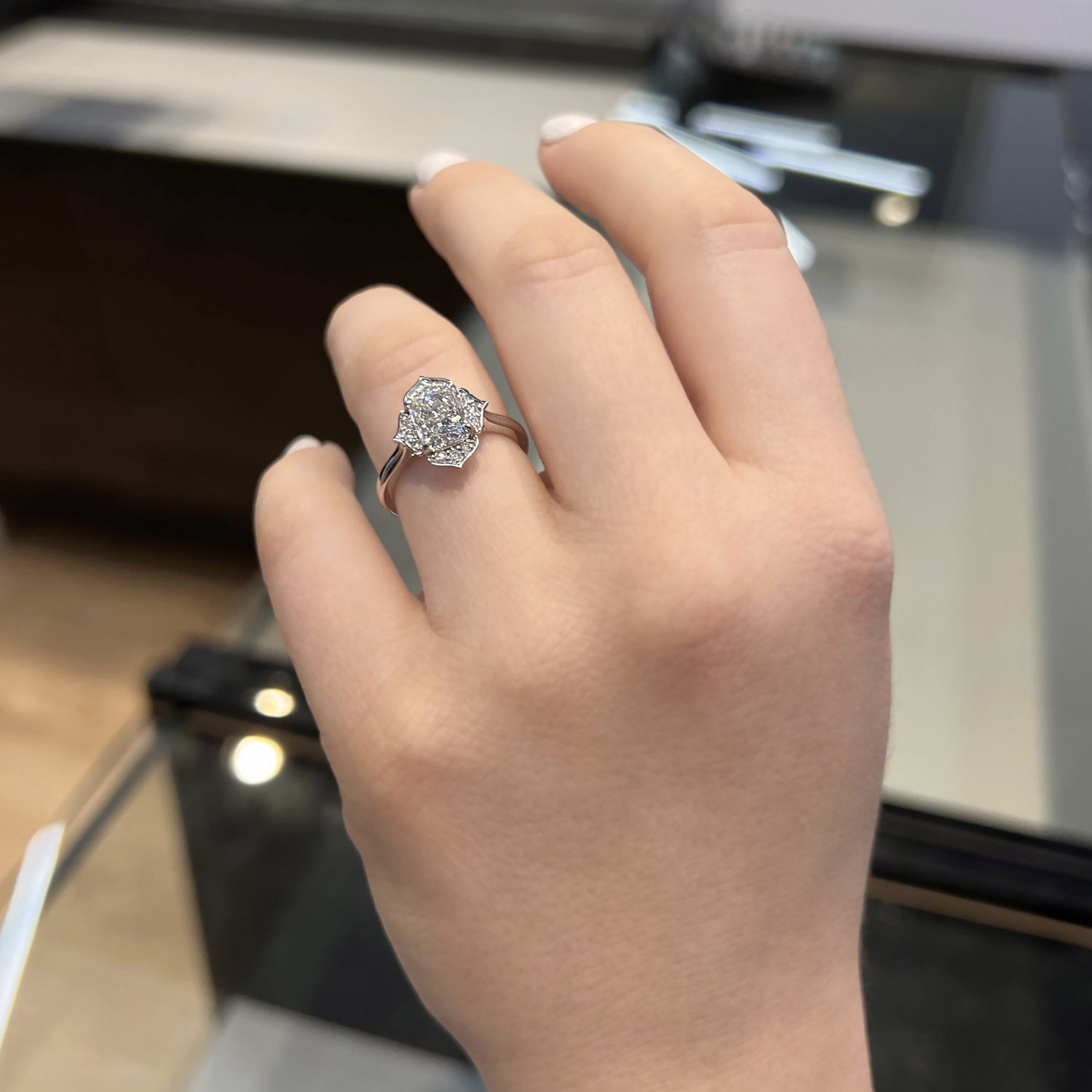 טבעת אירוסין Taj על היד - מבט צד