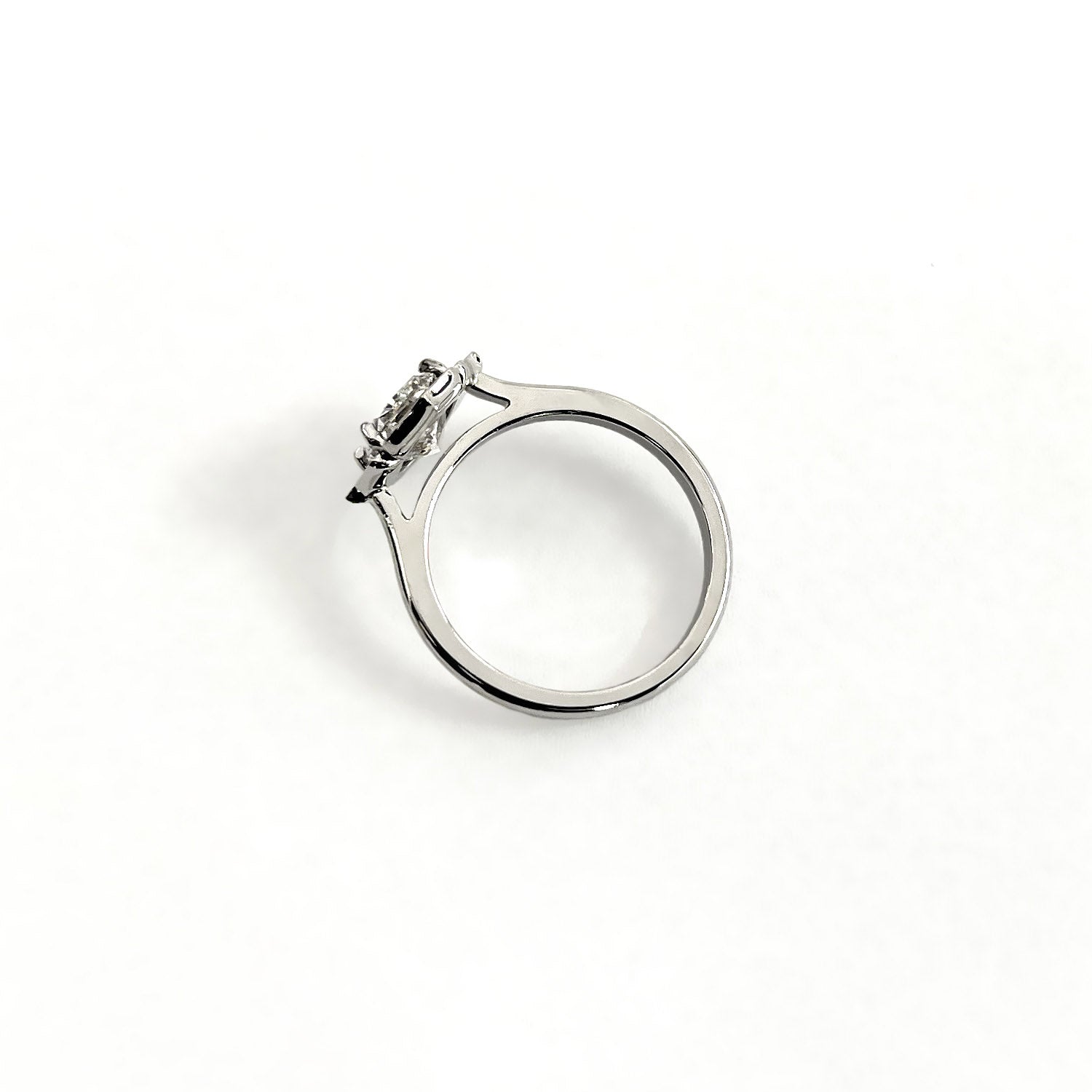 טבעת אירוסין Taj - מבט צידי על שיבוץ היהלומים המרכזי