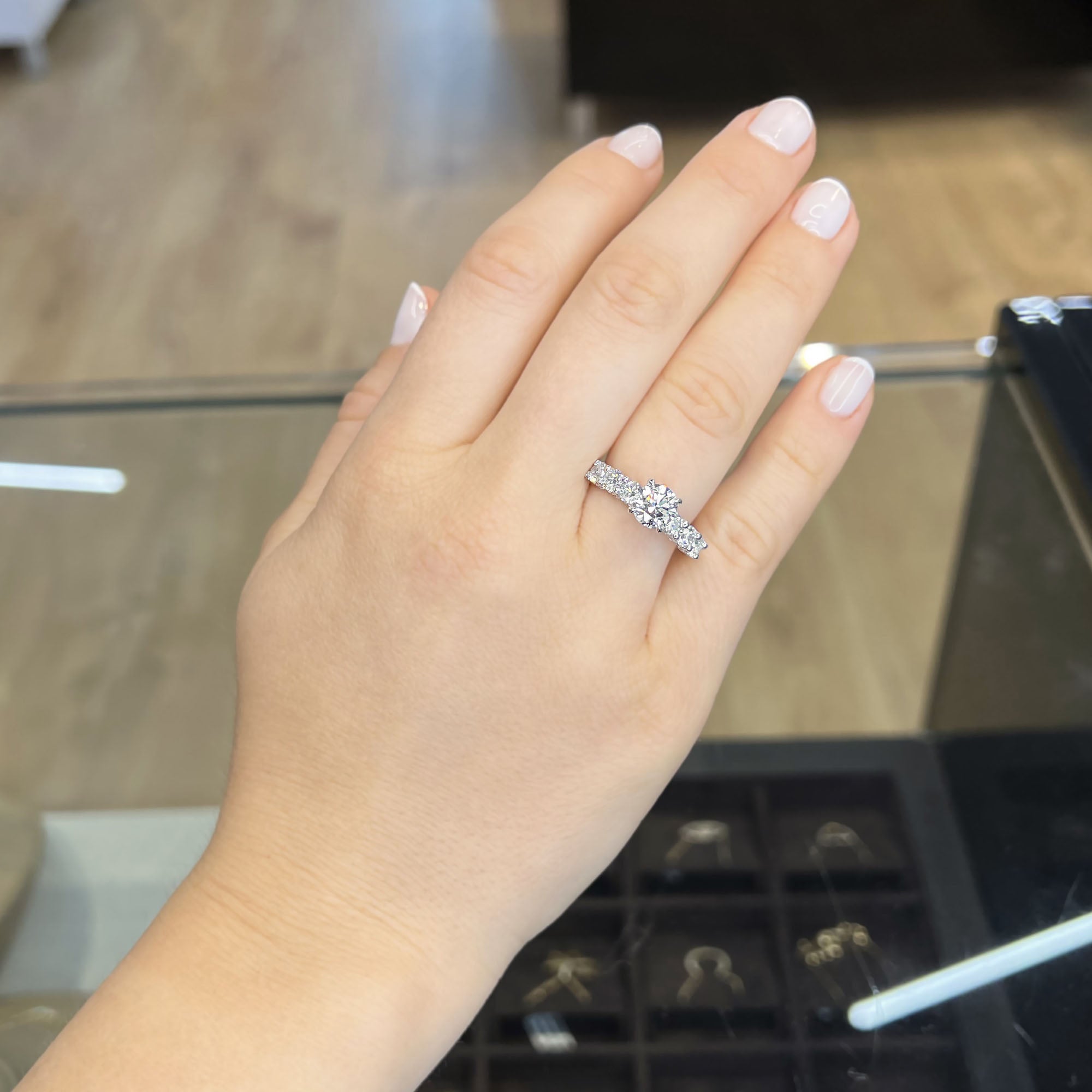 טבעת אירוסין ירין – מבט נוסף על היד המדגיש את העיצוב העדין והנוצץ