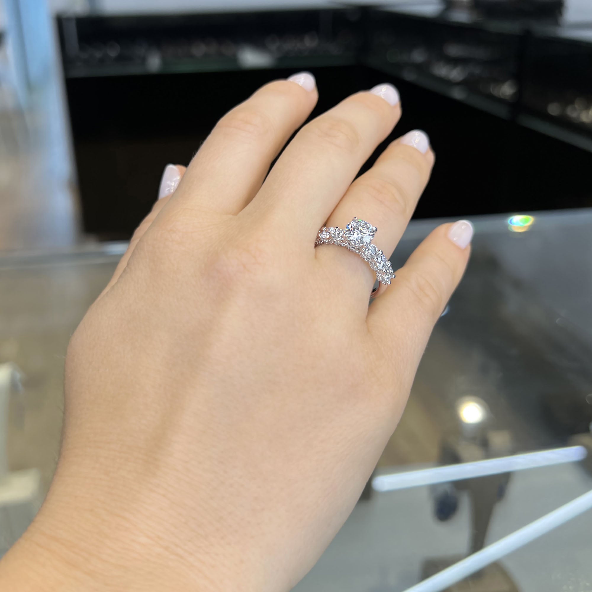 טבעת אירוסין ירין – תקריב צד הממחיש את השיבוץ המדויק של היהלומים