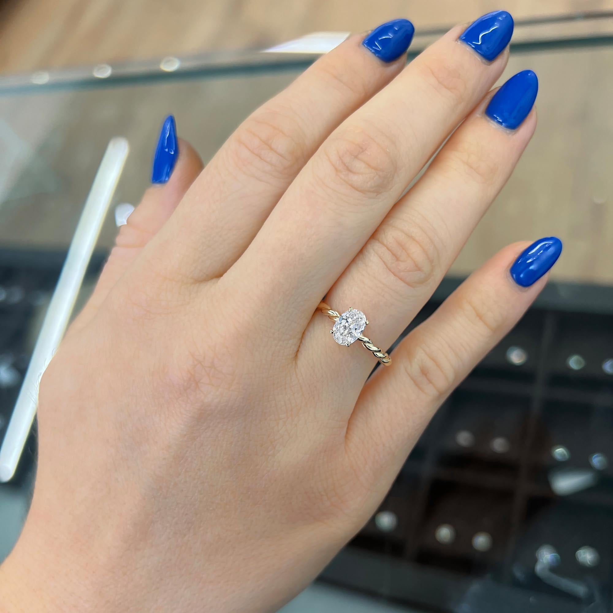 טבעת אירוסין Nerida מוצגת על היד - מבט על היהלום האובל