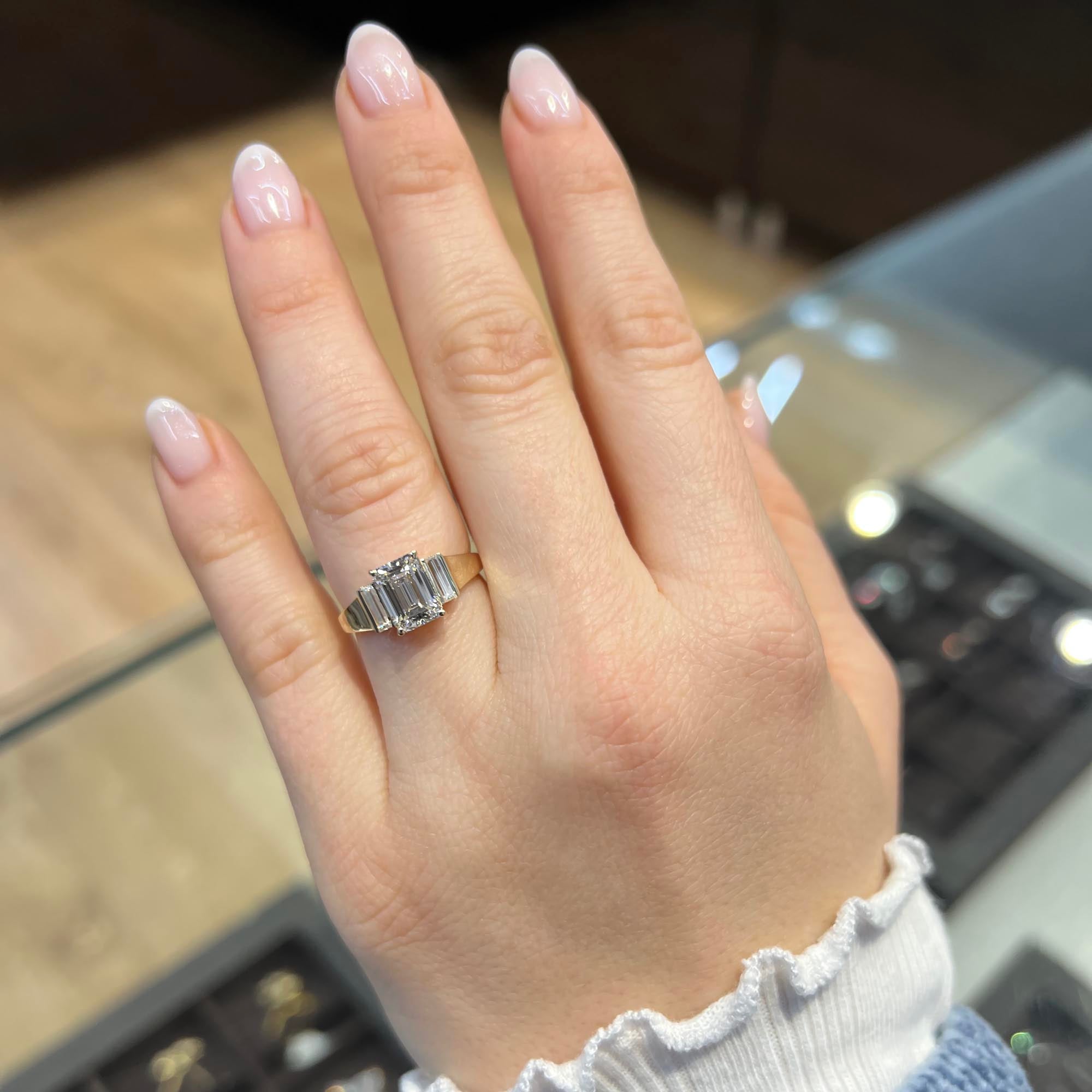 טבעת אירוסין Onyx מוצגת על היד - מבט עילי