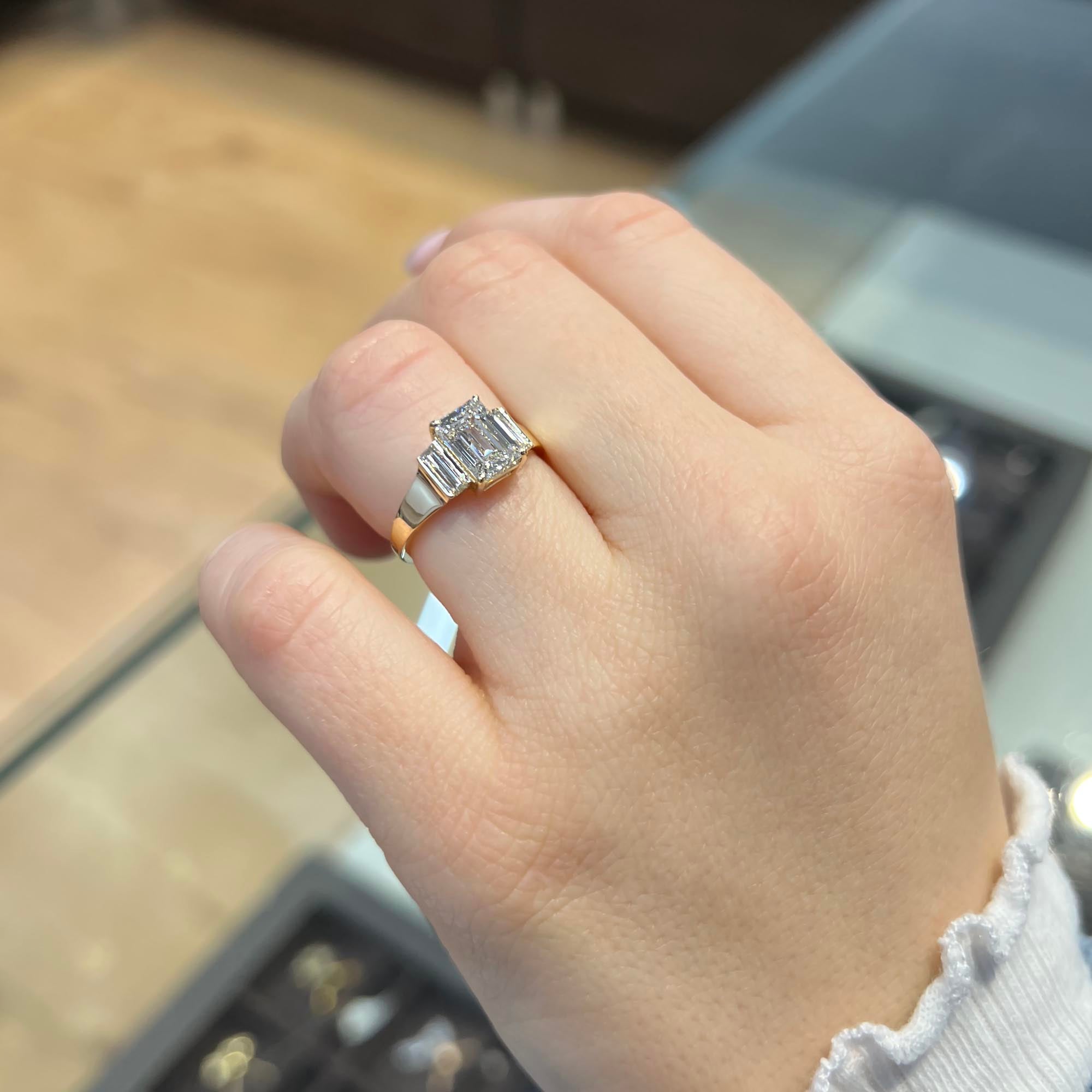 טבעת אירוסין Onyx על היד - הדגשת היהלום המרכזי