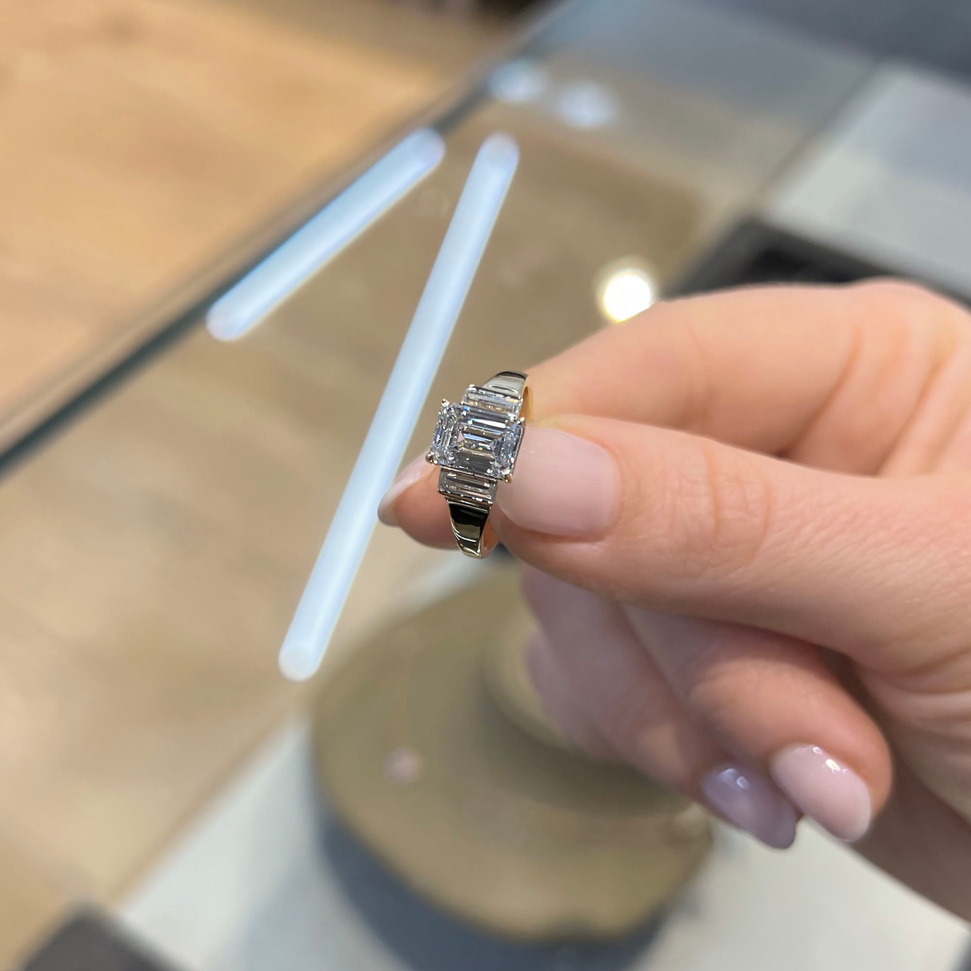 טבעת אירוסין Onyx - מבט צד על שיבוץ הבאגטים