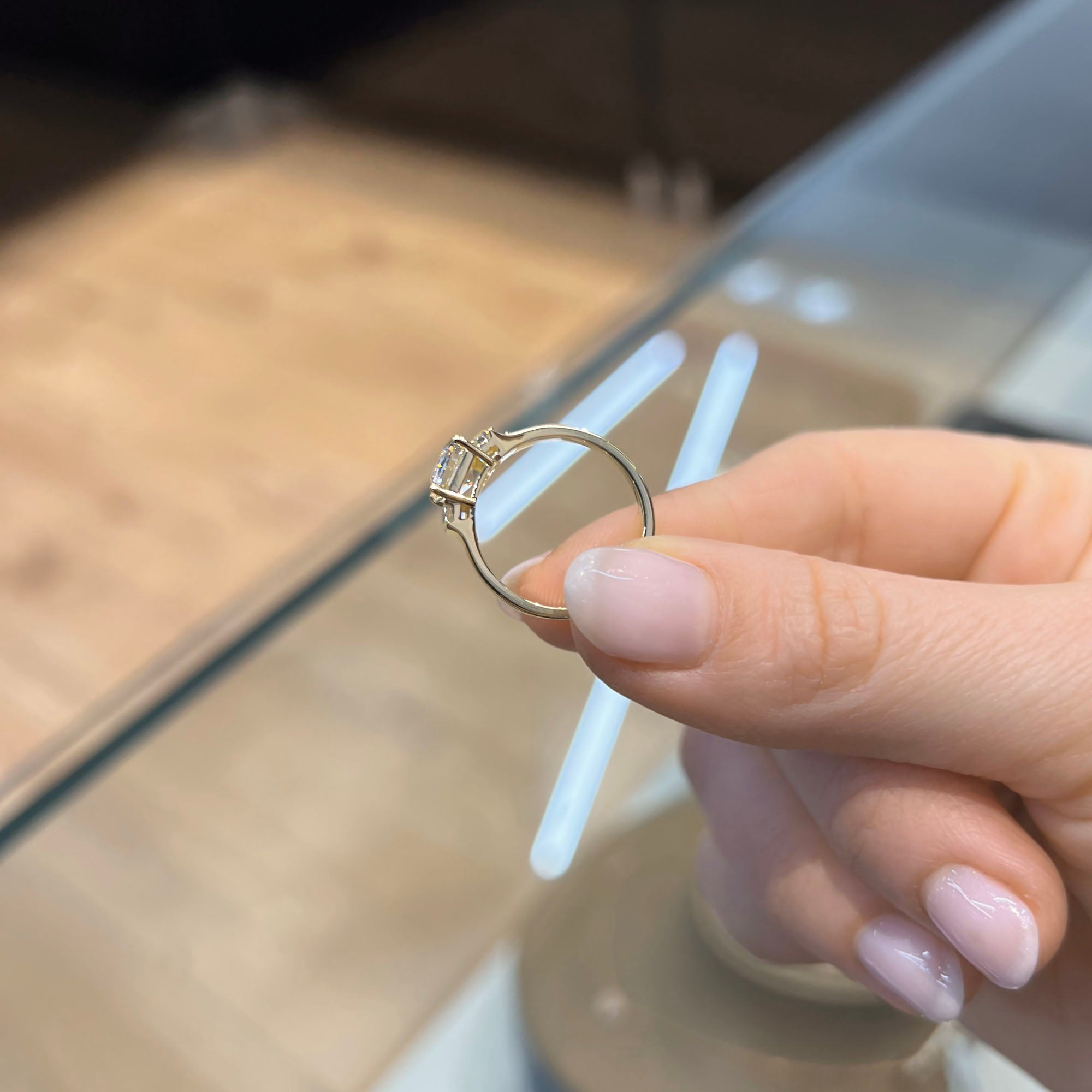 טבעת אירוסין Onyx - זווית נוספת של העיצוב הגיאומטרי