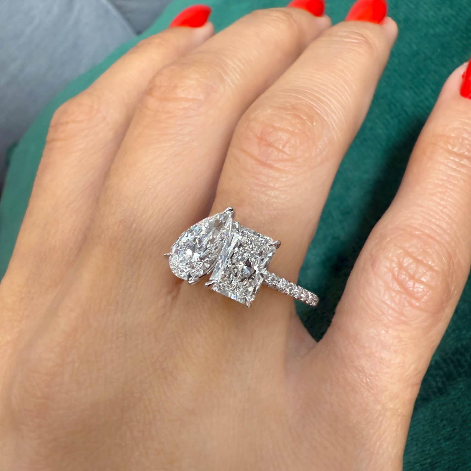 טבעת אירוסין רומי – תקריב המציג את סידור האבנים והברק שלהן