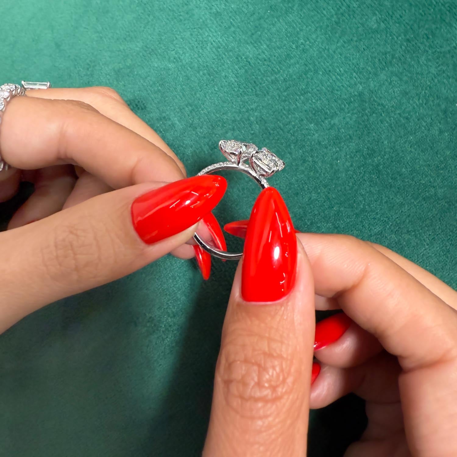 טבעת אירוסין רומי – פרופיל צד המדגיש את גובה השיבוץ והעיצוב האלגנטי