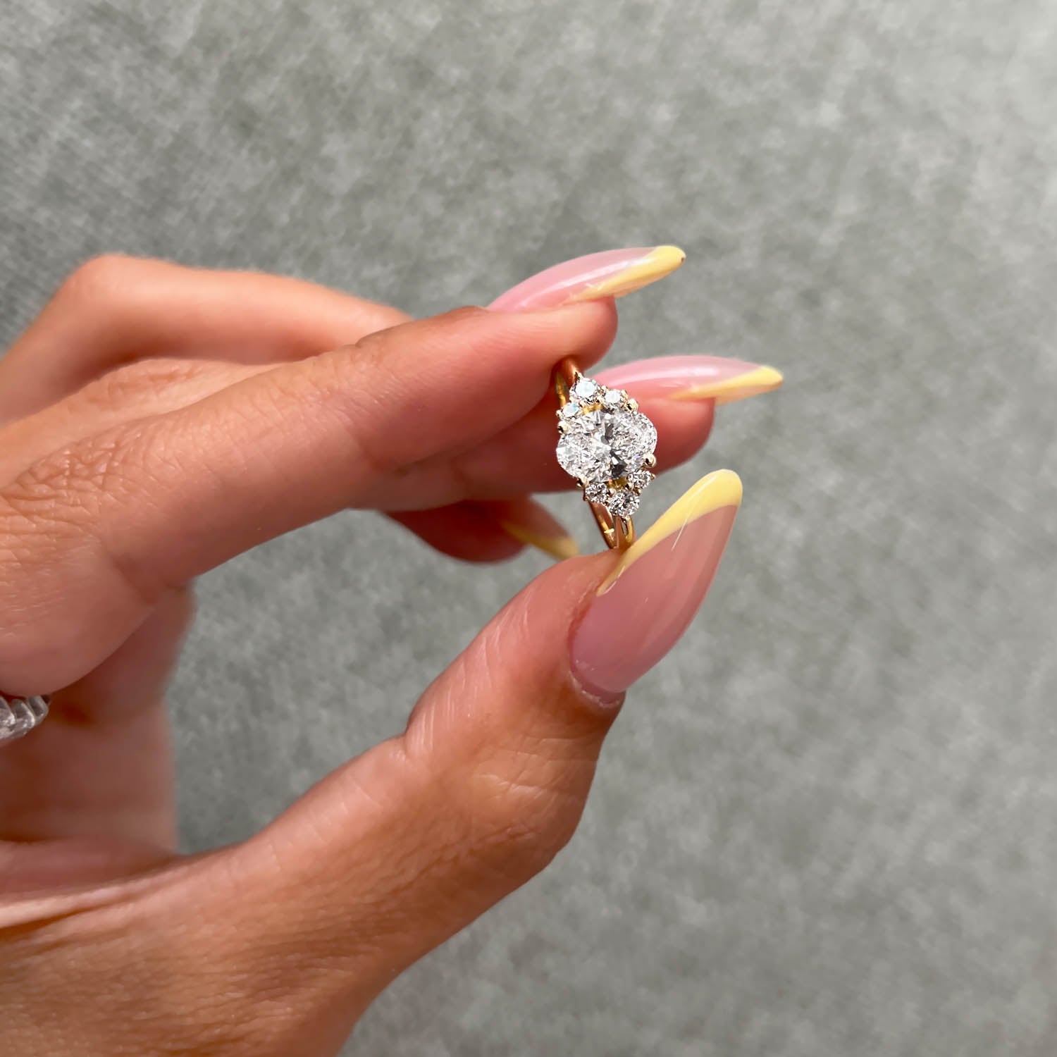 טבעת אירוסין נועם – מבט על היד המדגיש את היהלום המרכזי בחיתוך אובל והיהלומים העדינים בצדדים