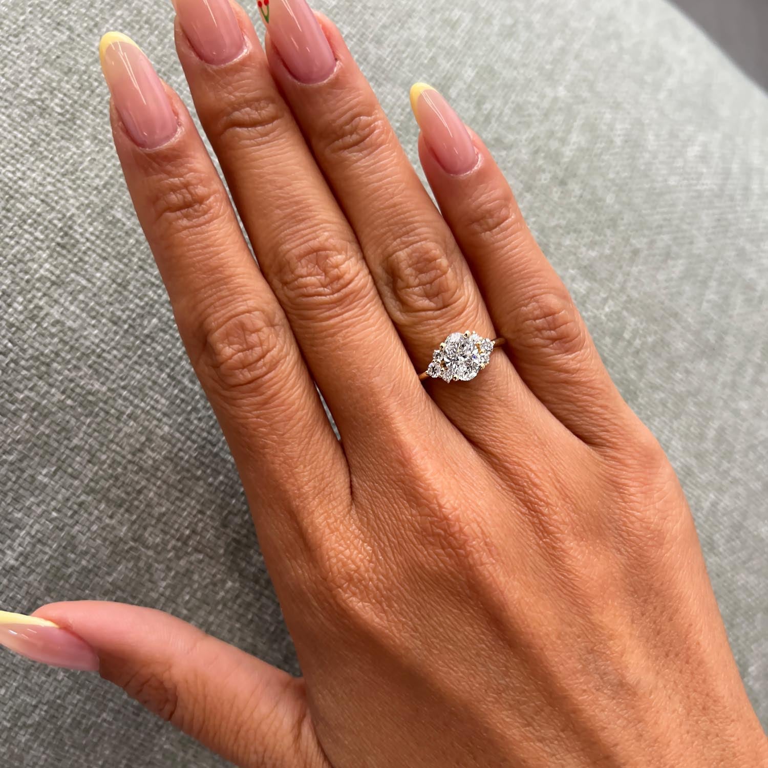 טבעת אירוסין נועם – מבט על היד המדגיש את היהלום המרכזי בחיתוך אובל והיהלומים העדינים בצדדים