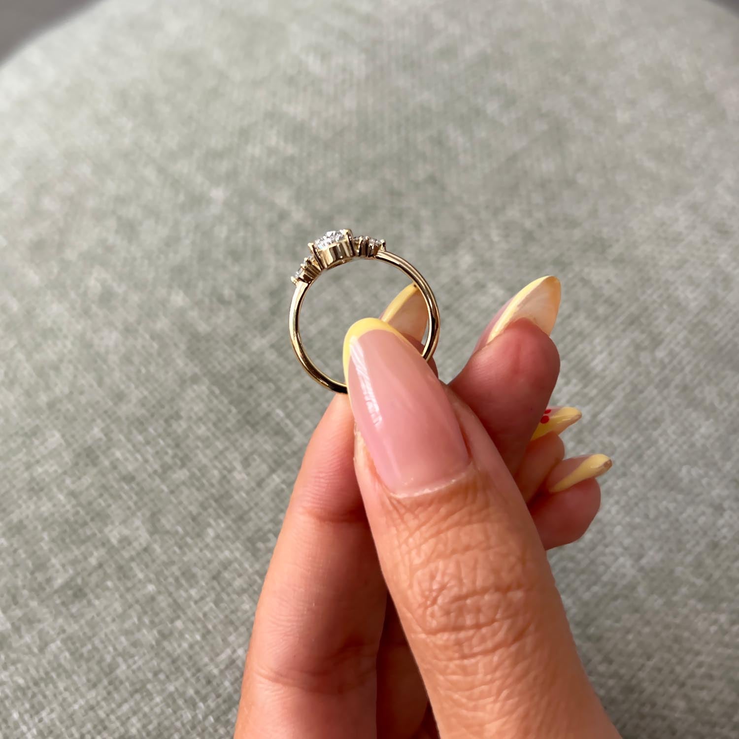 טבעת אירוסין נועם – מבט צדדי המדגים את עיצוב הטבעת ושיבוץ היהלומים