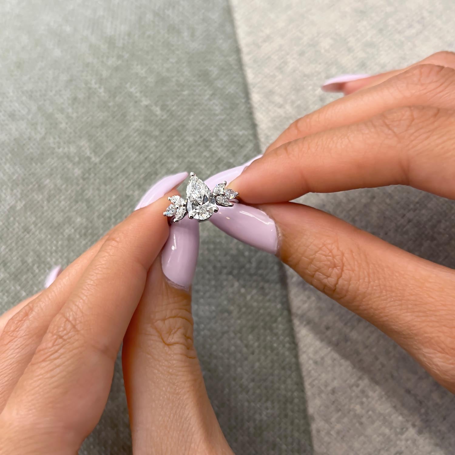 טבעת אירוסין אופיר – המבליט את היהלומים בצורות טיפה ומרקיזה בעיצוב יוקרתי