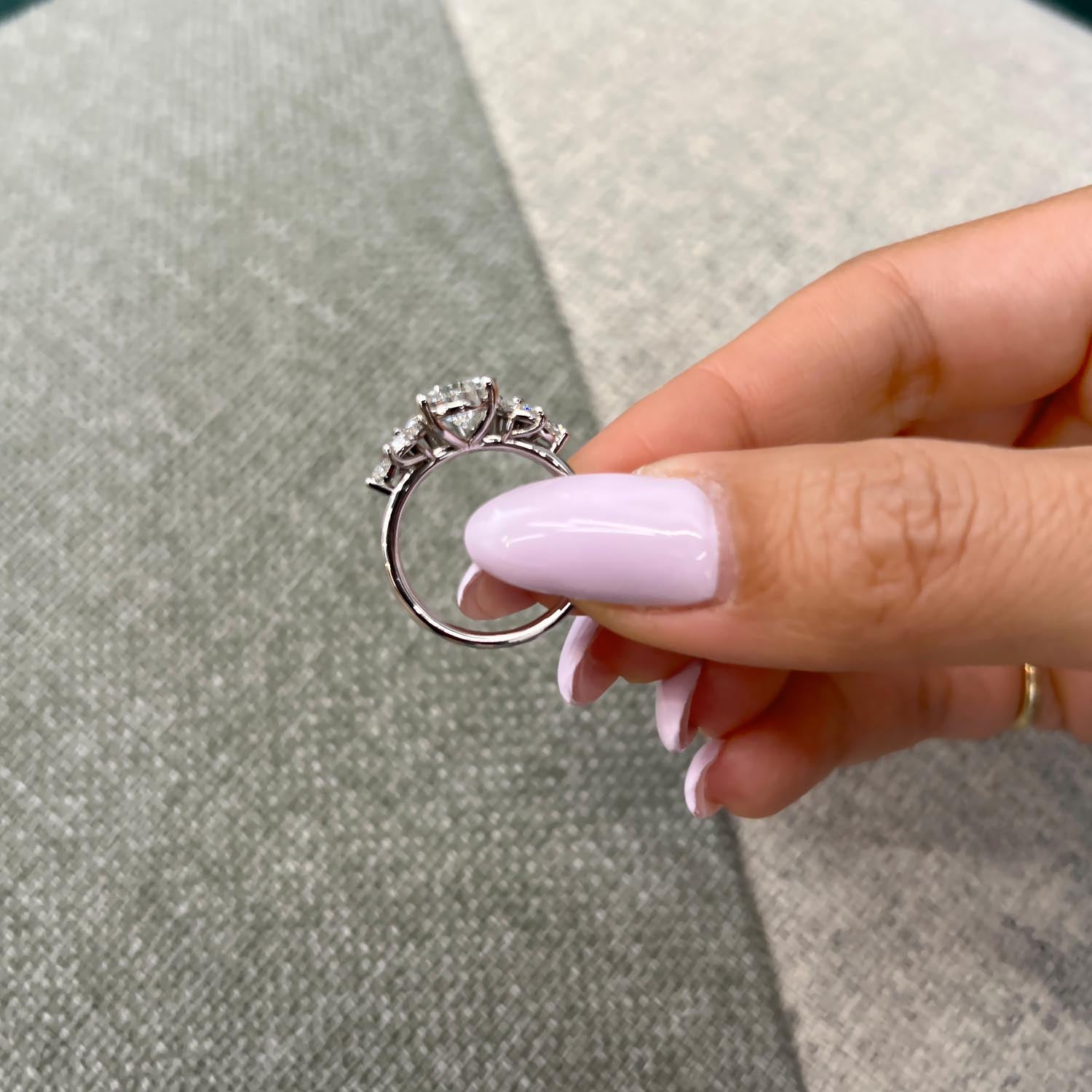 טבעת אירוסין אופיר – תקריב המדגיש את הגימור האיכותי ומבנה הטבעת מאחור