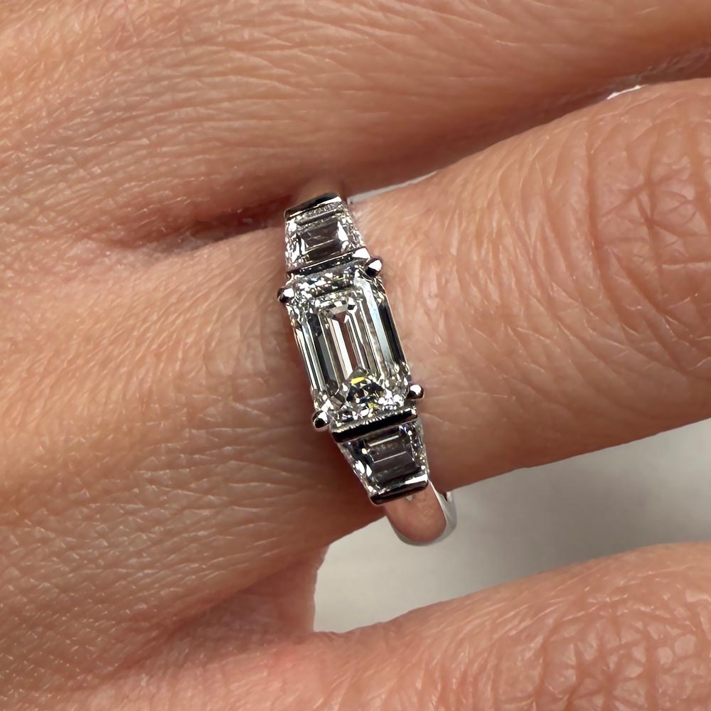 טבעת אירוסין שני – תקריב על עיצוב הטבעת והפרטים העדינים בחיתוך אמרלד