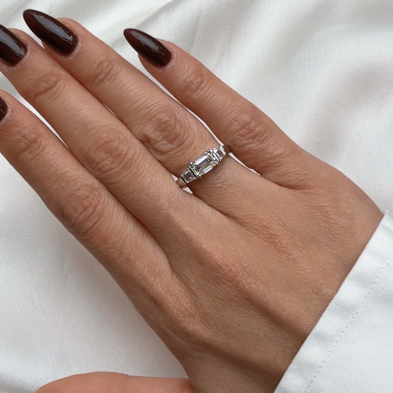 טבעת אירוסין שני – הדגשת האלגנטיות והברק במראה כולל על האצבע