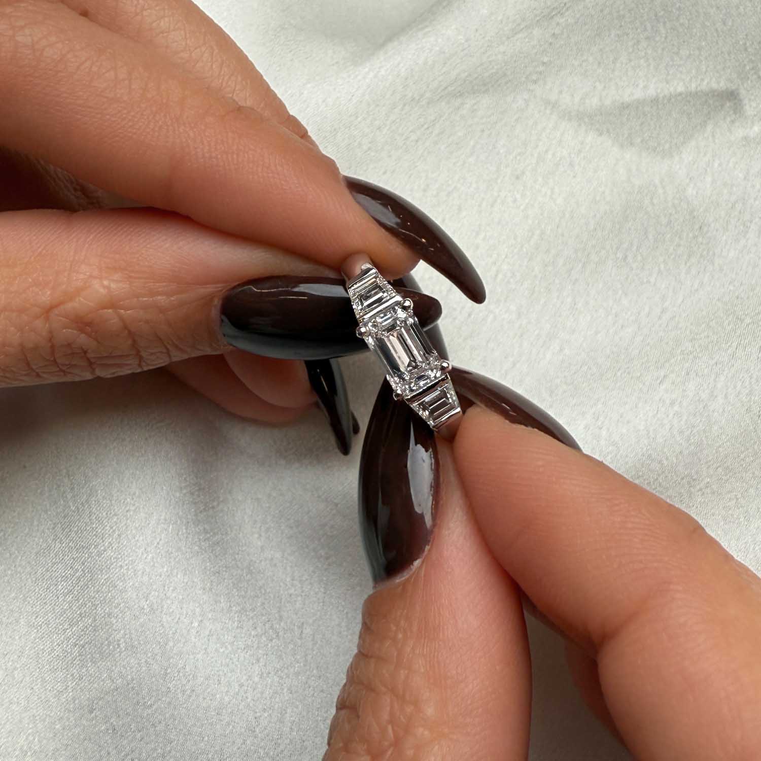 טבעת אירוסין שני – מבט חזיתי המדגיש את היהלום המרכזי בחיתוך אמרלד