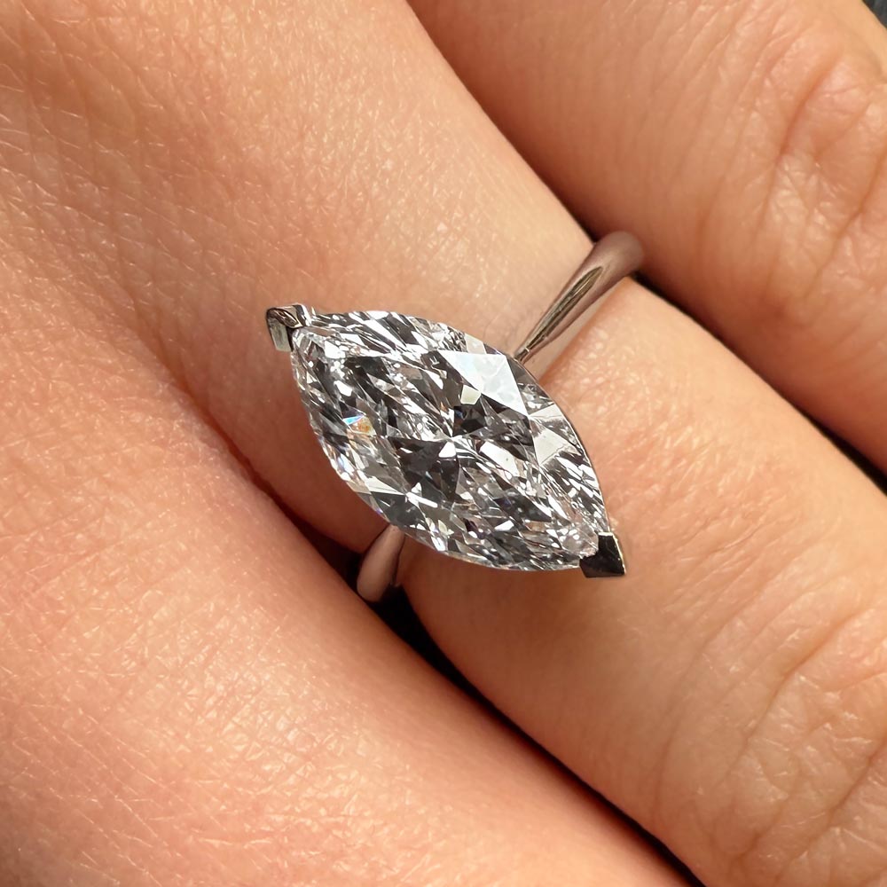 טבעת קנקון – טבעת יוקרתית ועדינה עם נוכחות קלאסית על היד