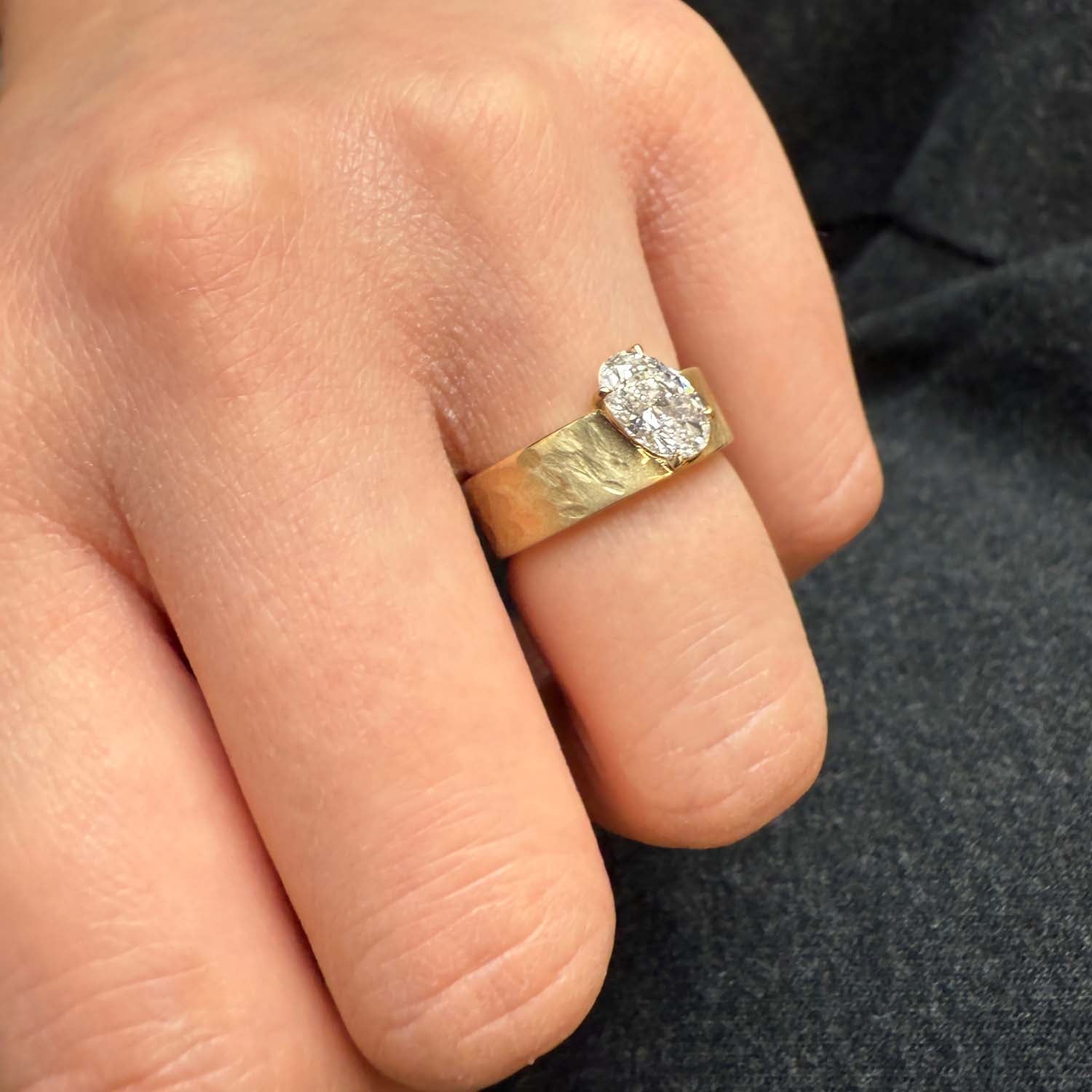 טבעת אירוסין בר – זווית אלכסונית המדגישה את הניצוץ והגימור המוקפד