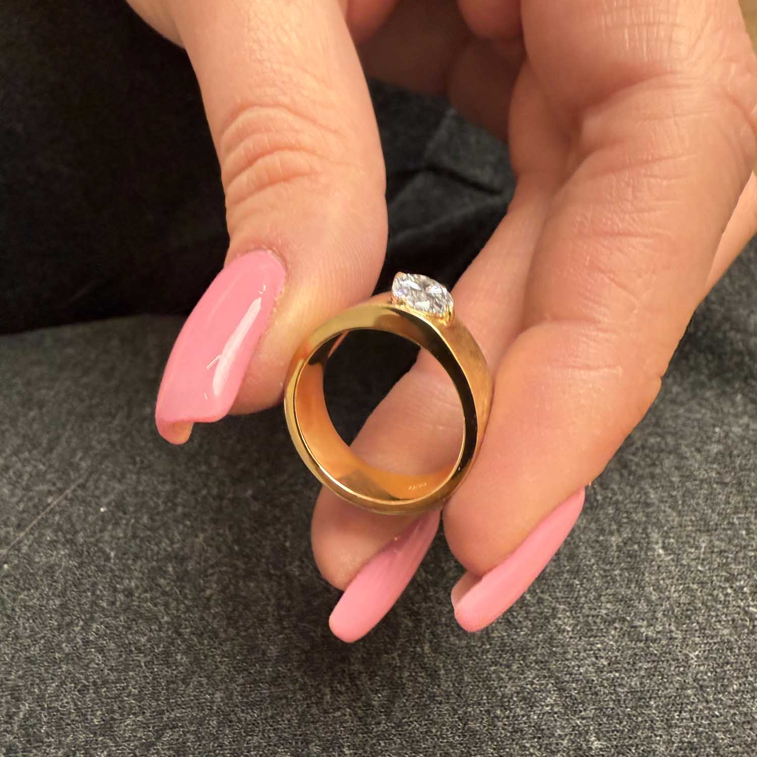 טבעת אירוסין בר – תצוגת תקריב על שיבוץ יהלומי המעבדה במראה קלאסי