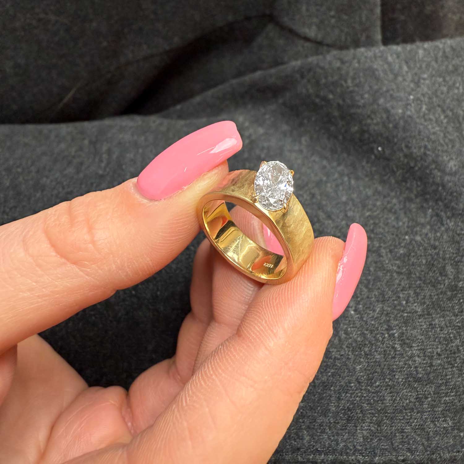 טבעת אירוסין בר – השוואה בין זוויות שונות המדגישה את הזוהר והעידון