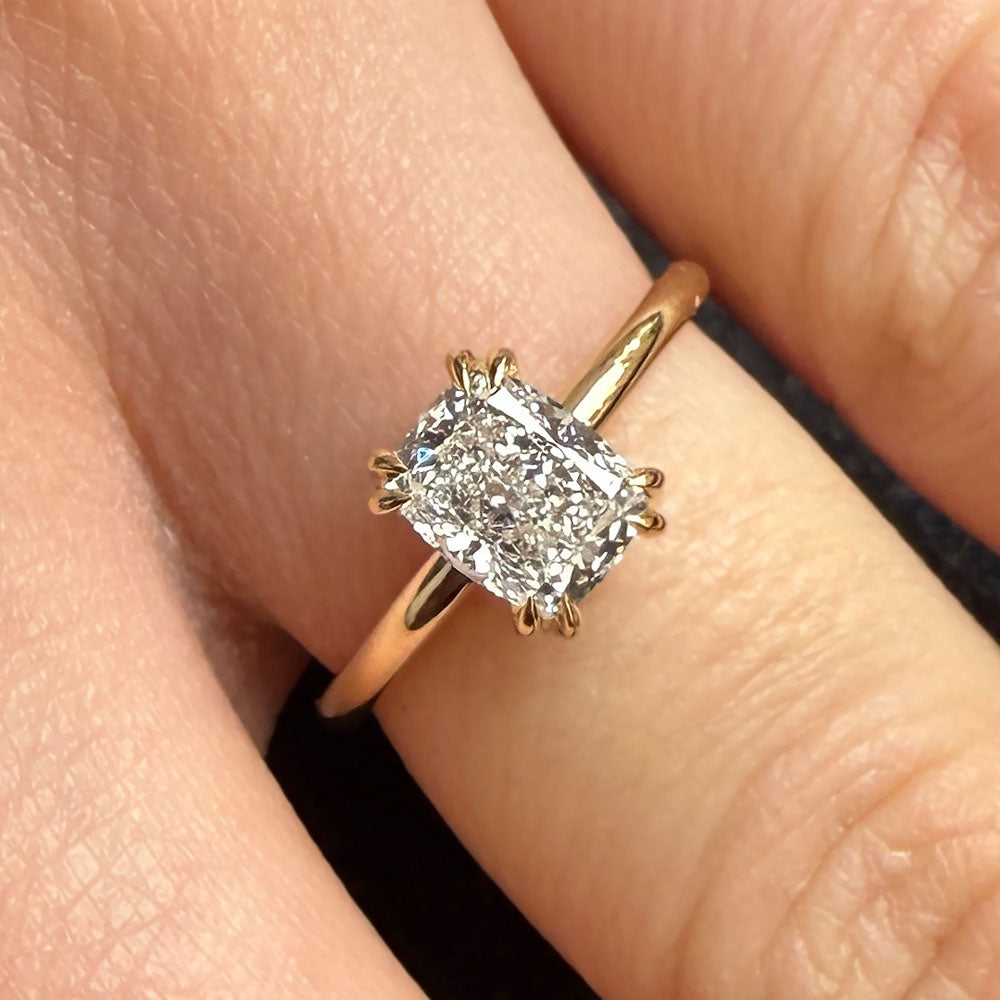 טבעת אירוסין באלי – יהלום קושן בשיבוץ יוקרתי ועדין