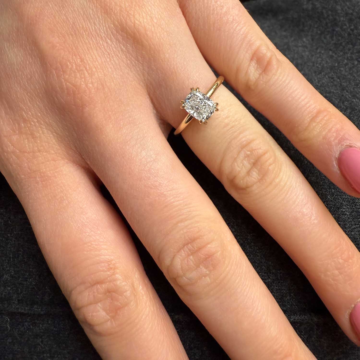 טבעת אירוסין באלי – מבט חזיתי על היהלום קושן בעיצוב קלאסי