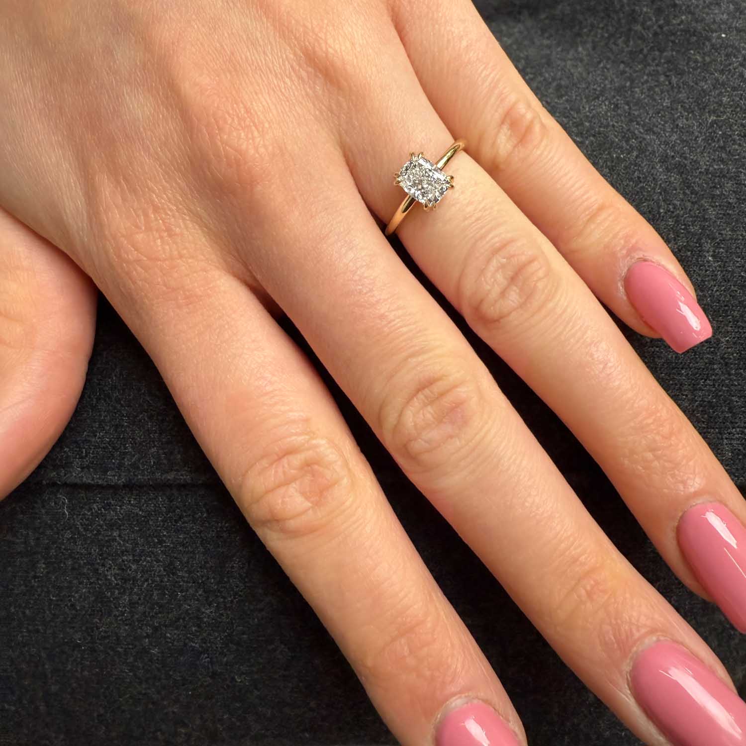 טבעת אירוסין באלי – יהלום קושן בשיבוץ מינימליסטי אלגנטי