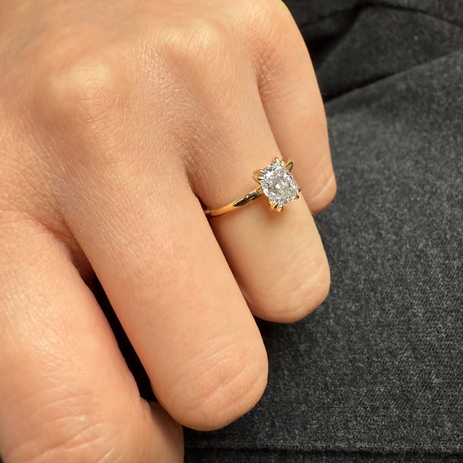 טבעת אירוסין באלי – מבט מהצד המדגיש את הפרופיל ואת עיצוב השיבוץ