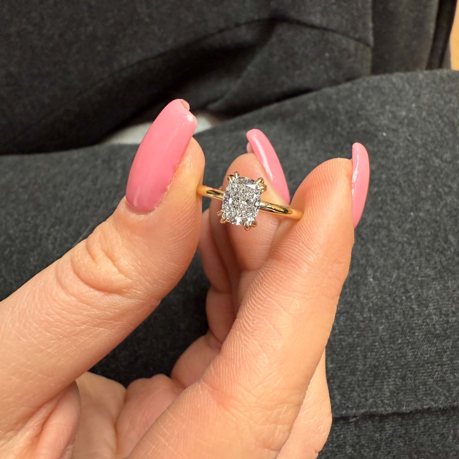 טבעת אירוסין באלי – מבט חזיתי על היהלום קושן בעיצוב קלאסי