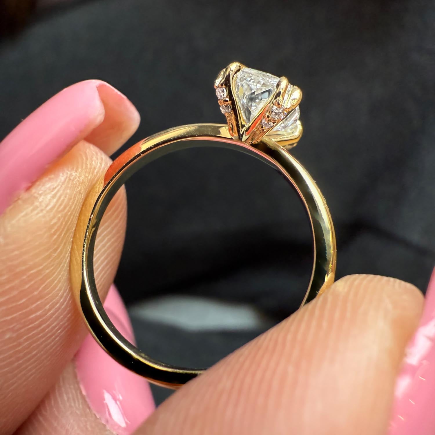 טבעת אירוסין באלי – מבט מהצד המדגיש את הפרופיל ואת עיצוב השיבוץ