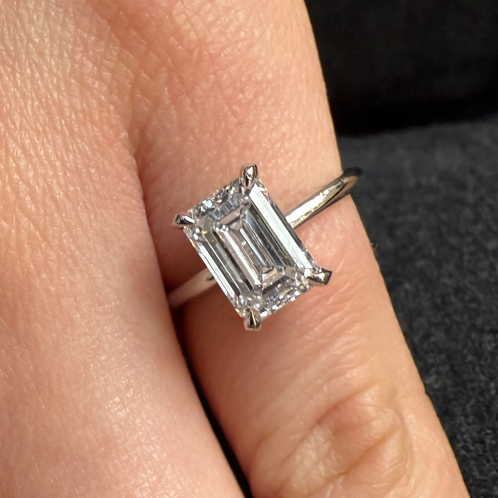 טבעת אירוסין קורפו – יהלום אמרלד מלבני בשיבוץ נקי ועדין