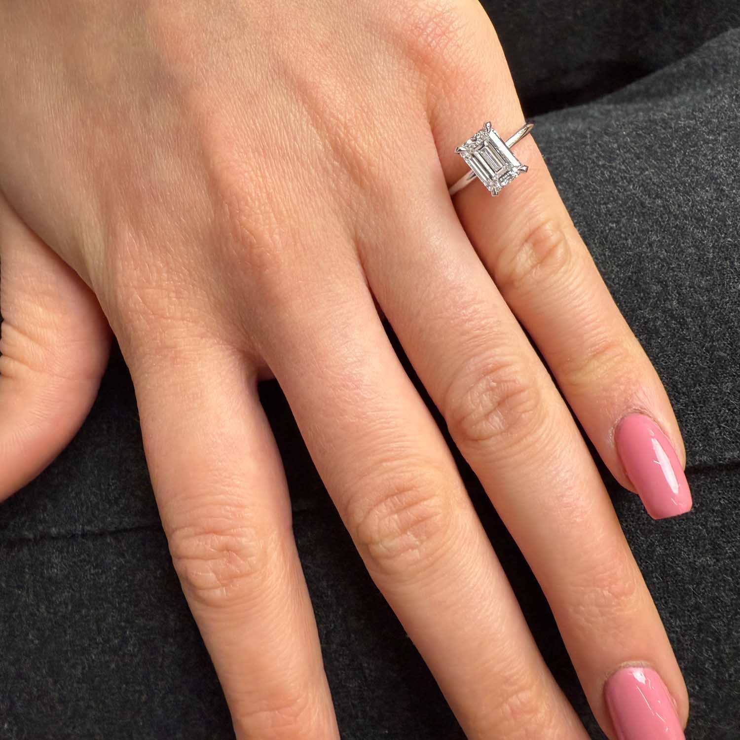 טבעת אירוסין קורפו – עיצוב קלאסי עם יהלום אמרלד בחיתוך מלבני