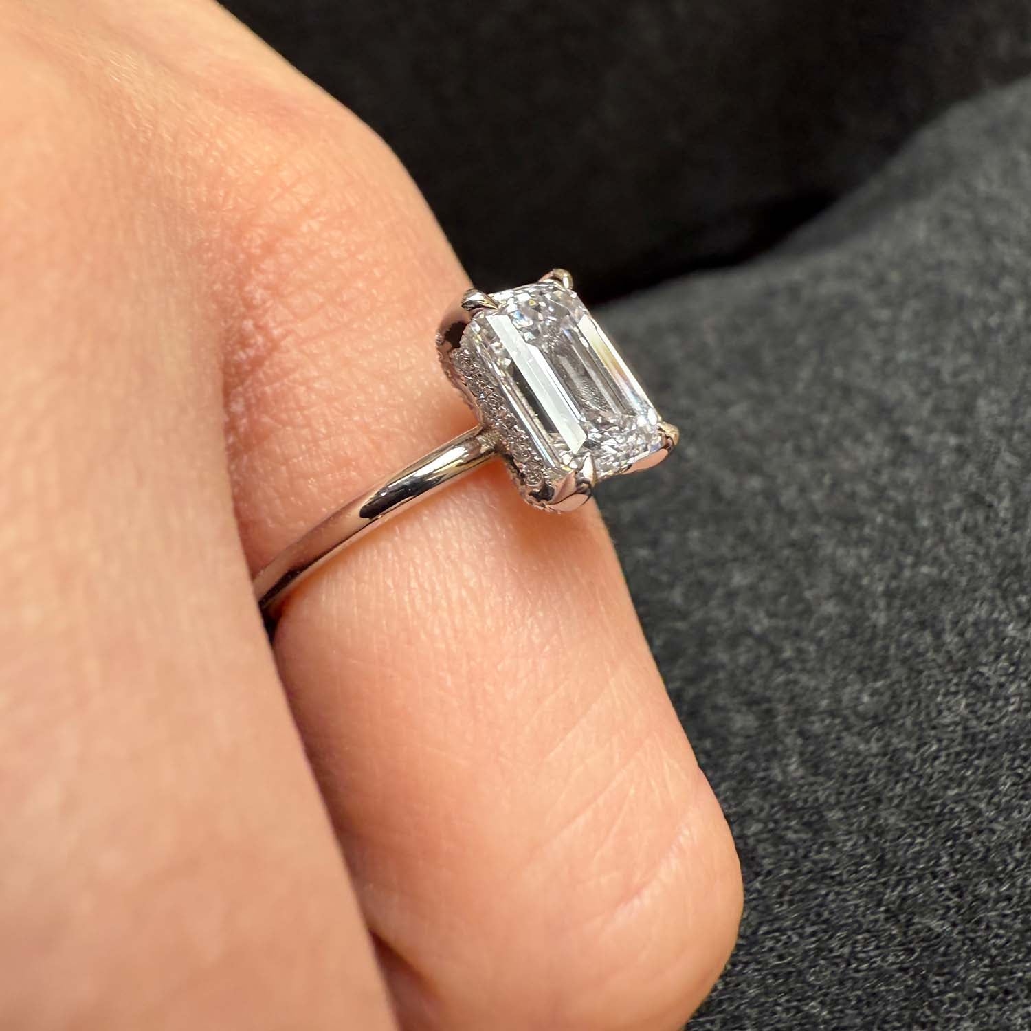 טבעת אירוסין קורפו – פרופיל הטבעת המדגיש את שיבוץ היהלום המלבני