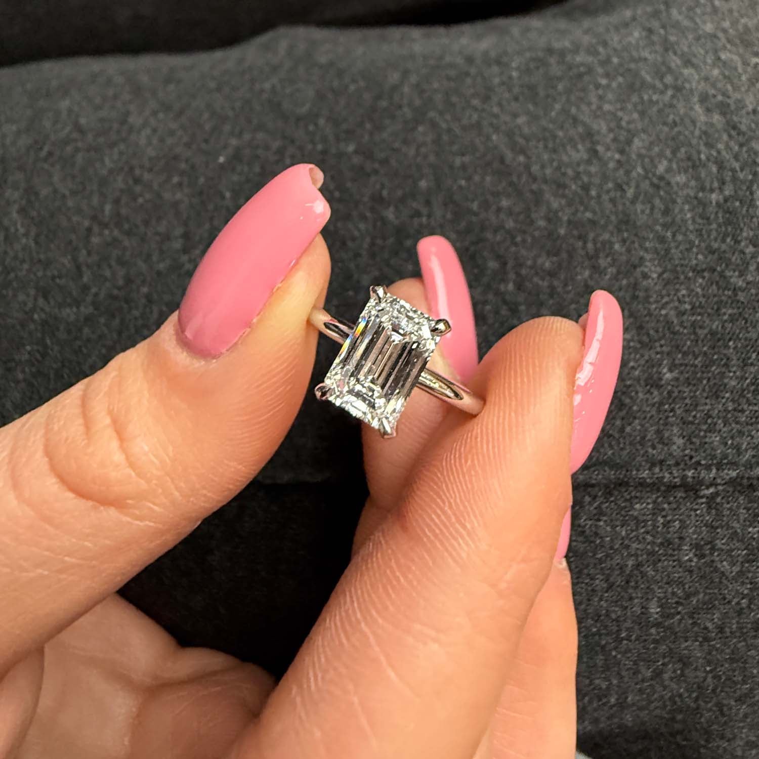 טבעת אירוסין קורפו – תקריב על היהלום אמרלד המלבני והעיצוב המינימליסטי