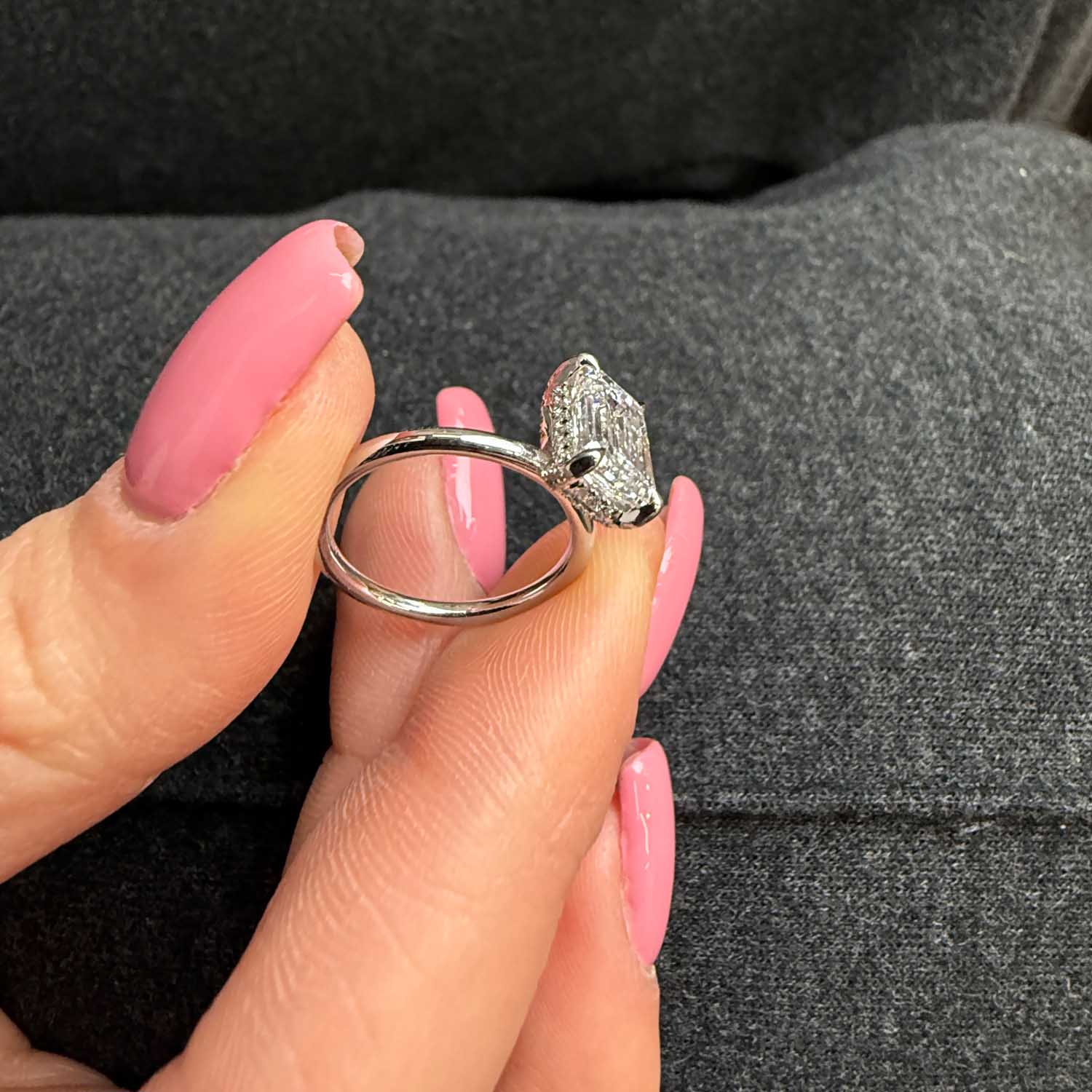 טבעת אירוסין קורפו – יהלום אמרלד מלבני בשיבוץ אלגנטי, מבט נוסף