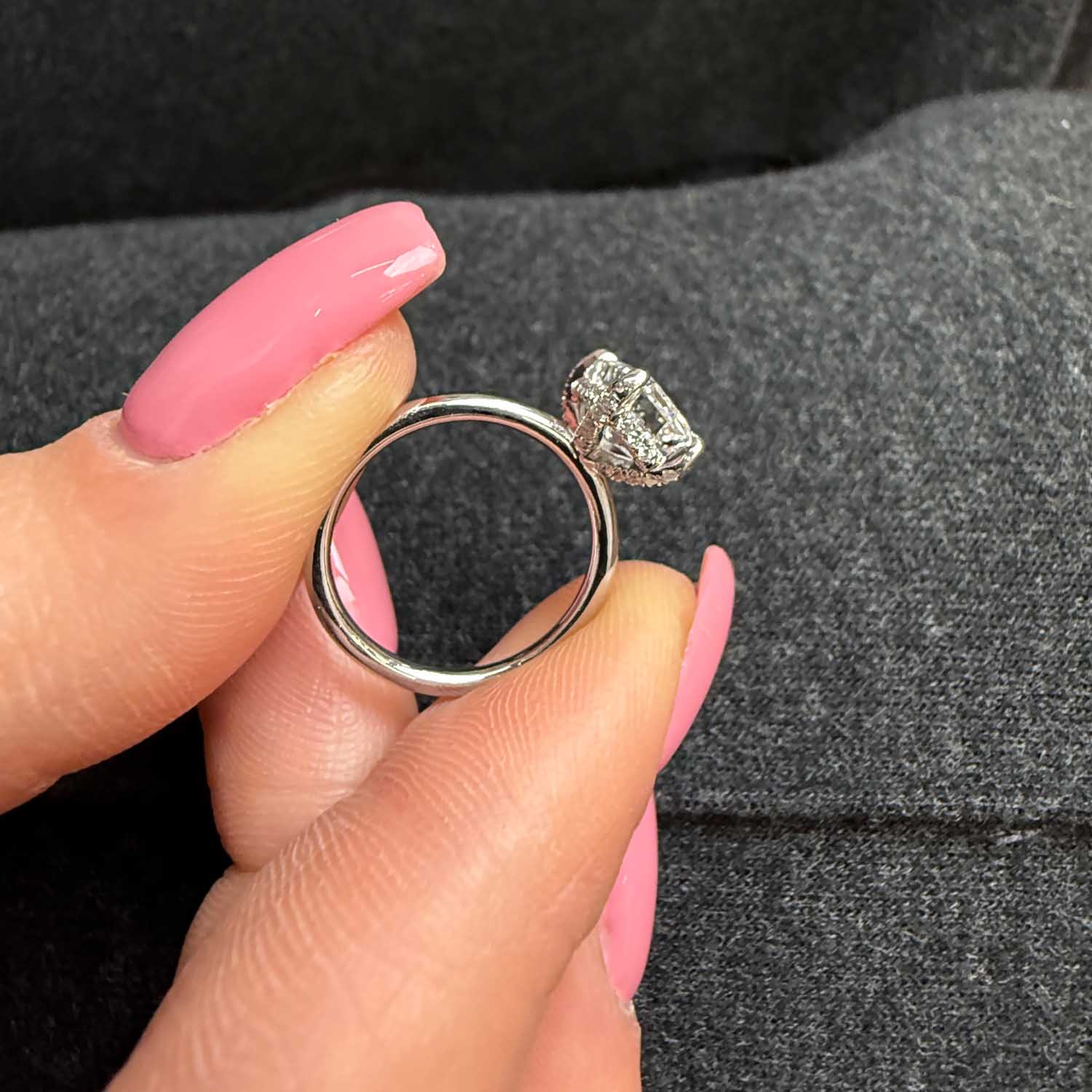 טבעת אירוסין קורפו – פרופיל הטבעת המדגיש את שיבוץ היהלום בכתר