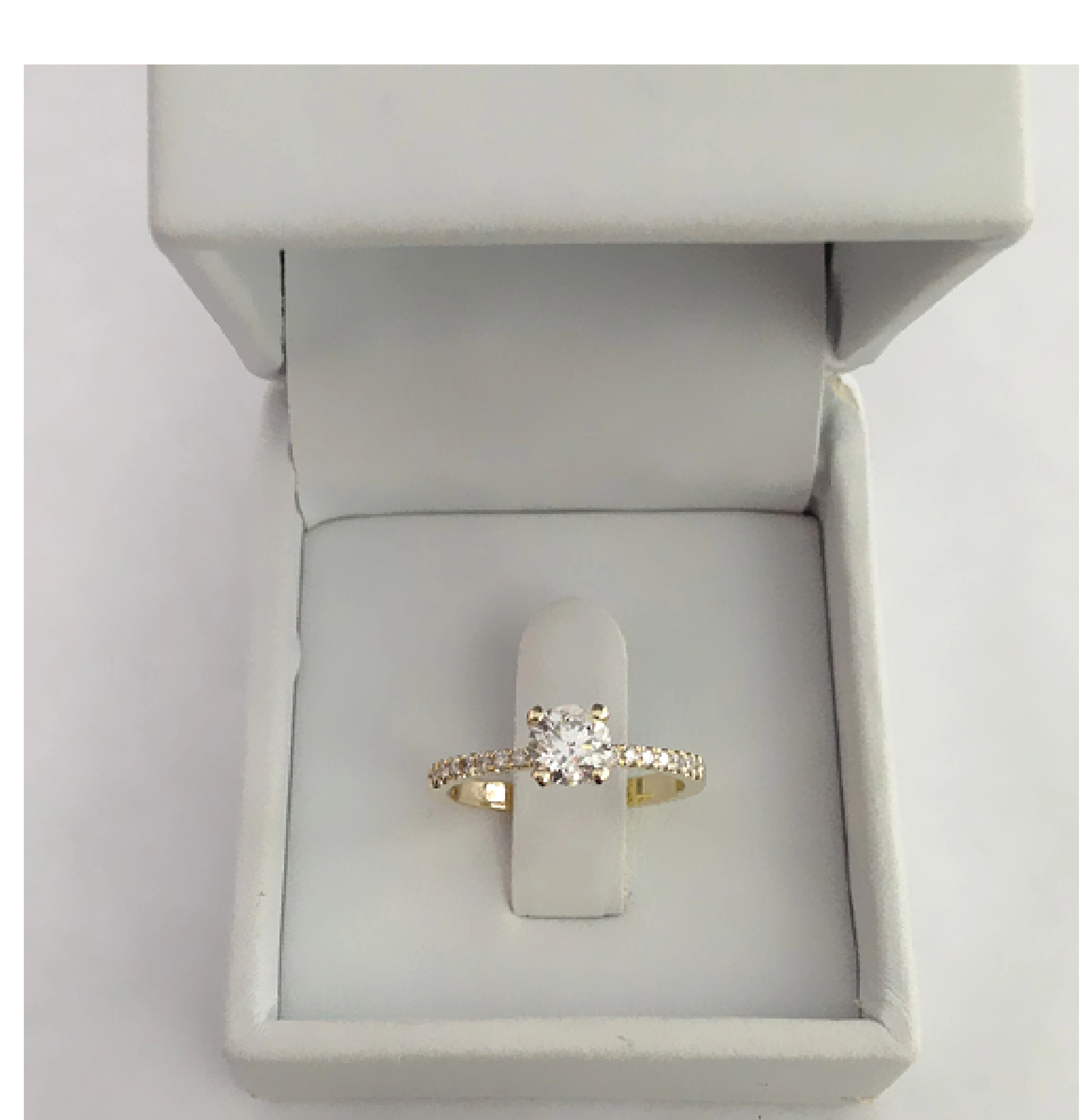 טבעת יהלום סוליטר זהב צהוב מוצגת בקופסת תכשיטים יוקרתית