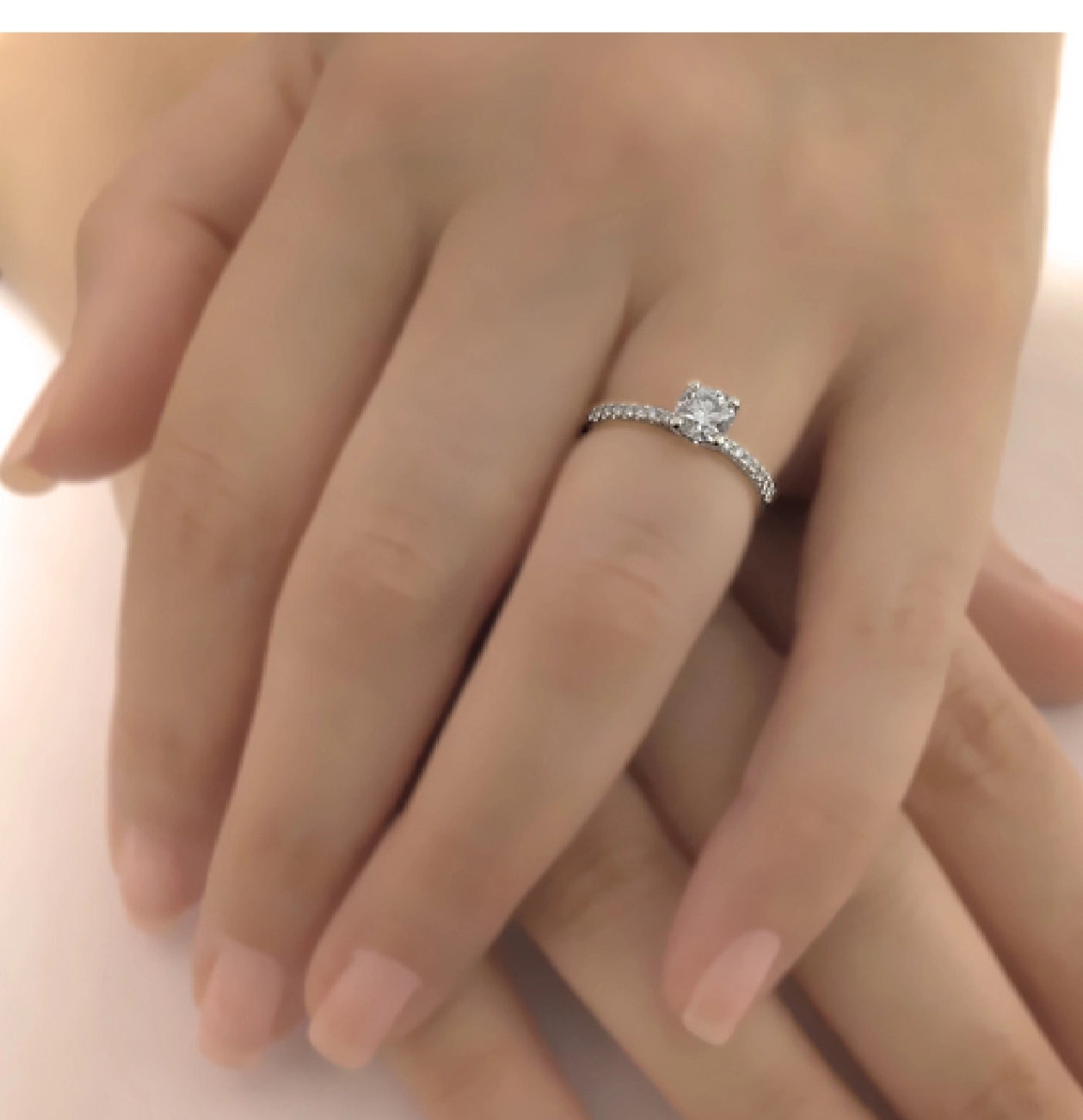 תמונה של טבעת יהלום סוליטר משובצת על האצבע בזווית טבעית