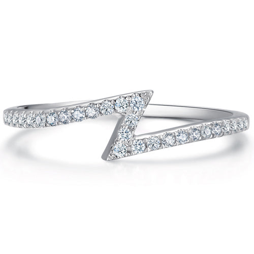 טבעת בנד אמזון בזהב לבן - עיצוב גיאומטרי בשיבוץ יהלומים בצורת ברק